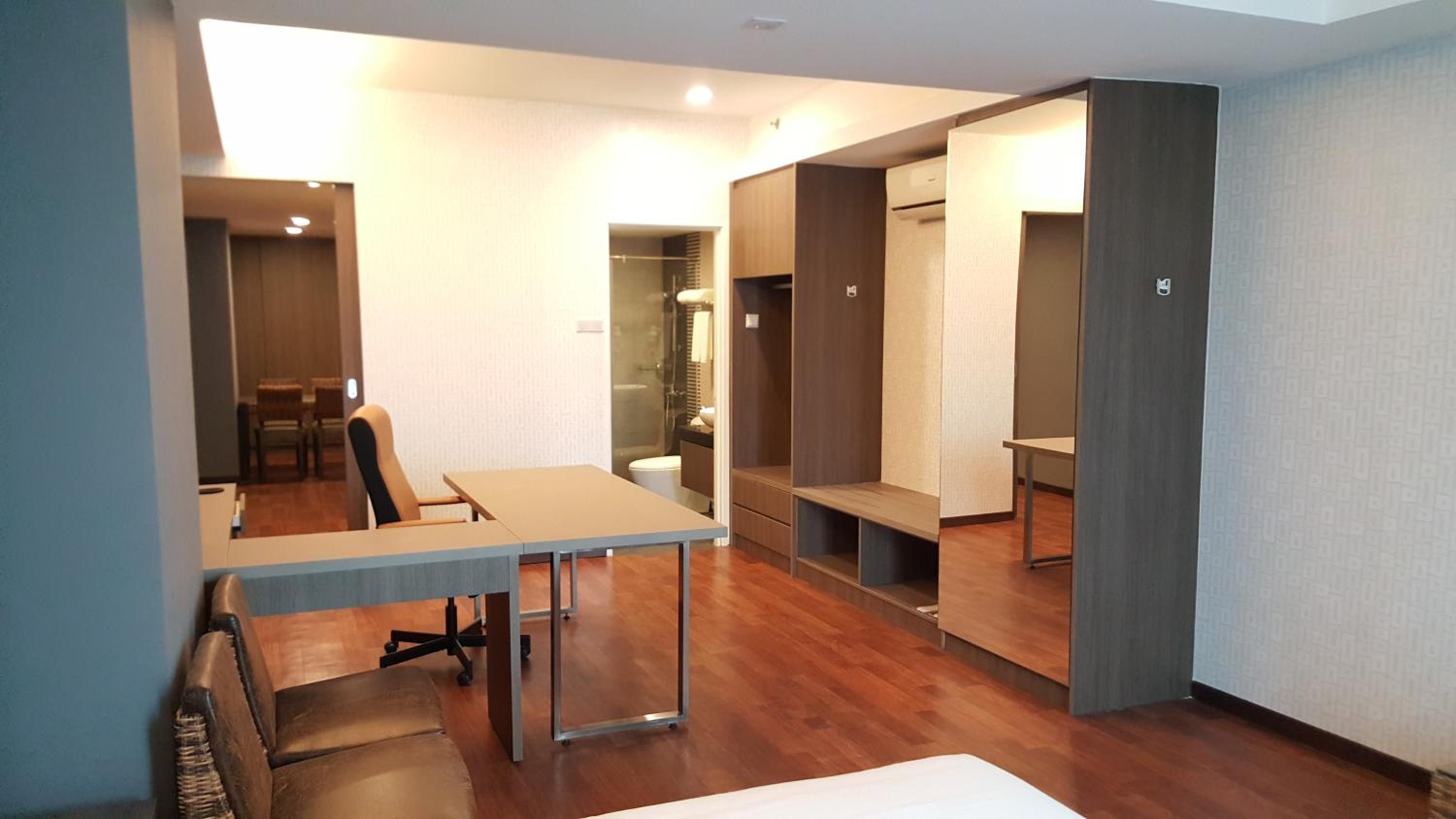 Deluxe King Room - Photo 16