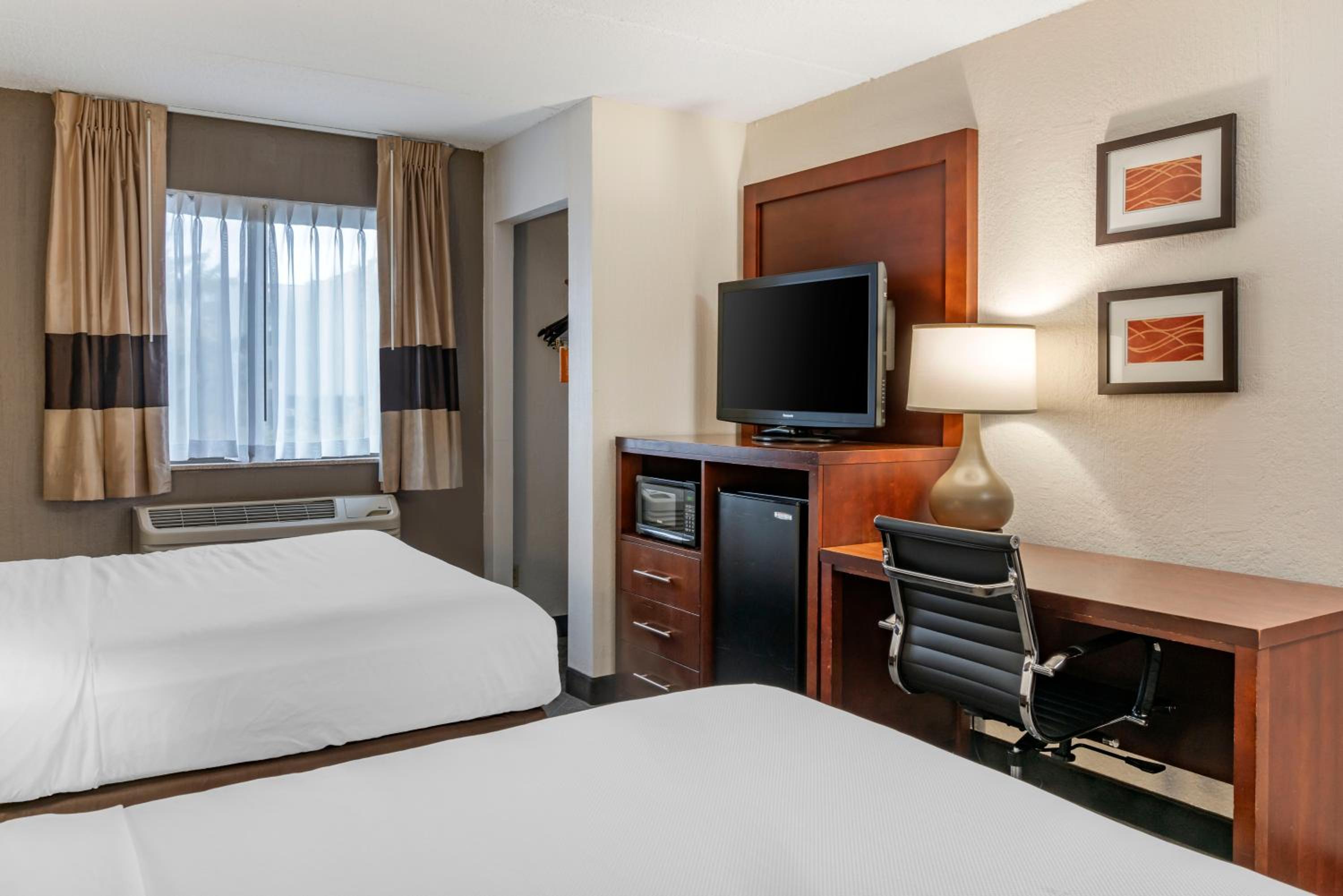 Queen Room with Two Queen Beds - Non Smoking - Photo 2