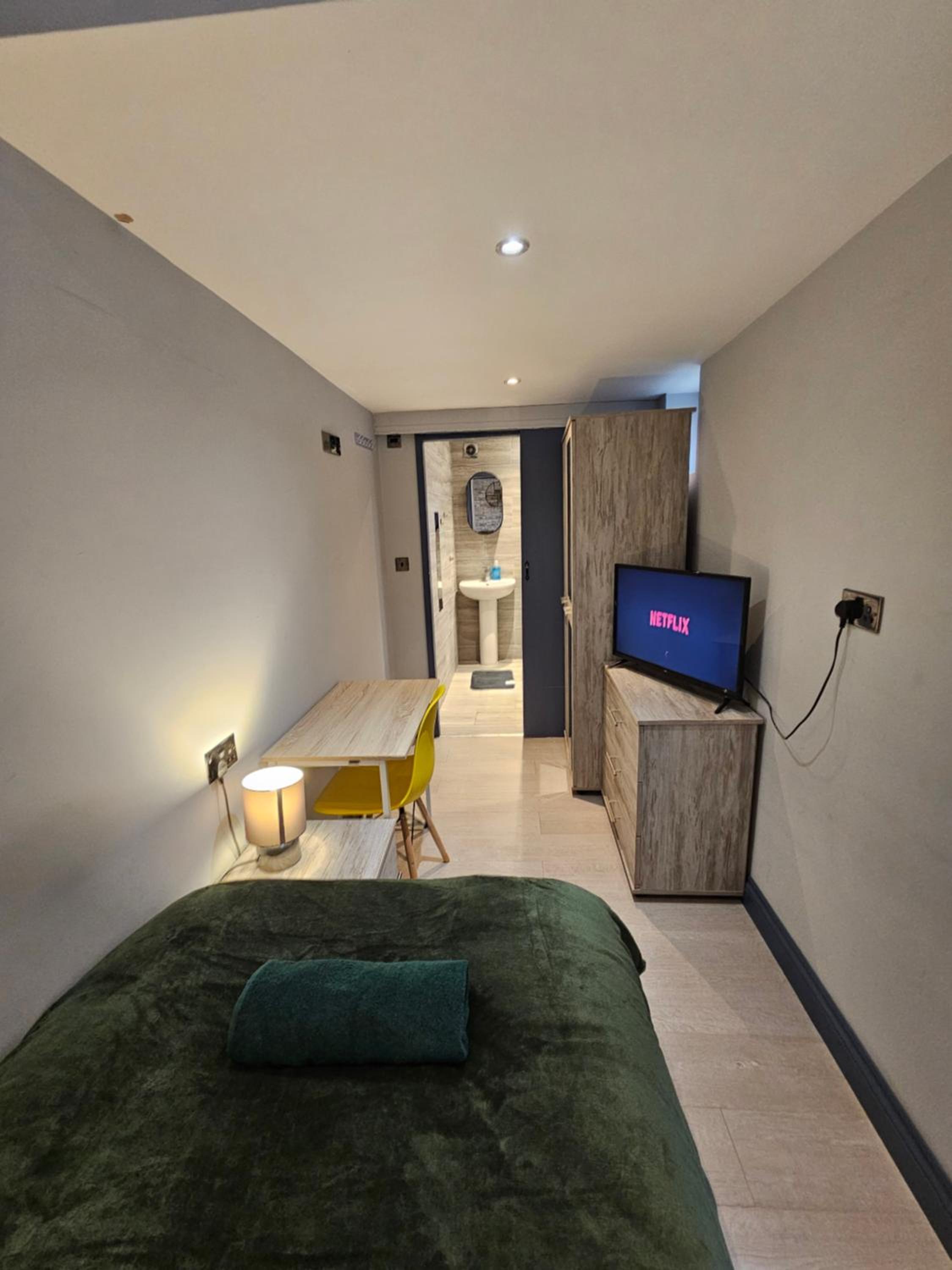 Single Room with Private Bathroom photo 2