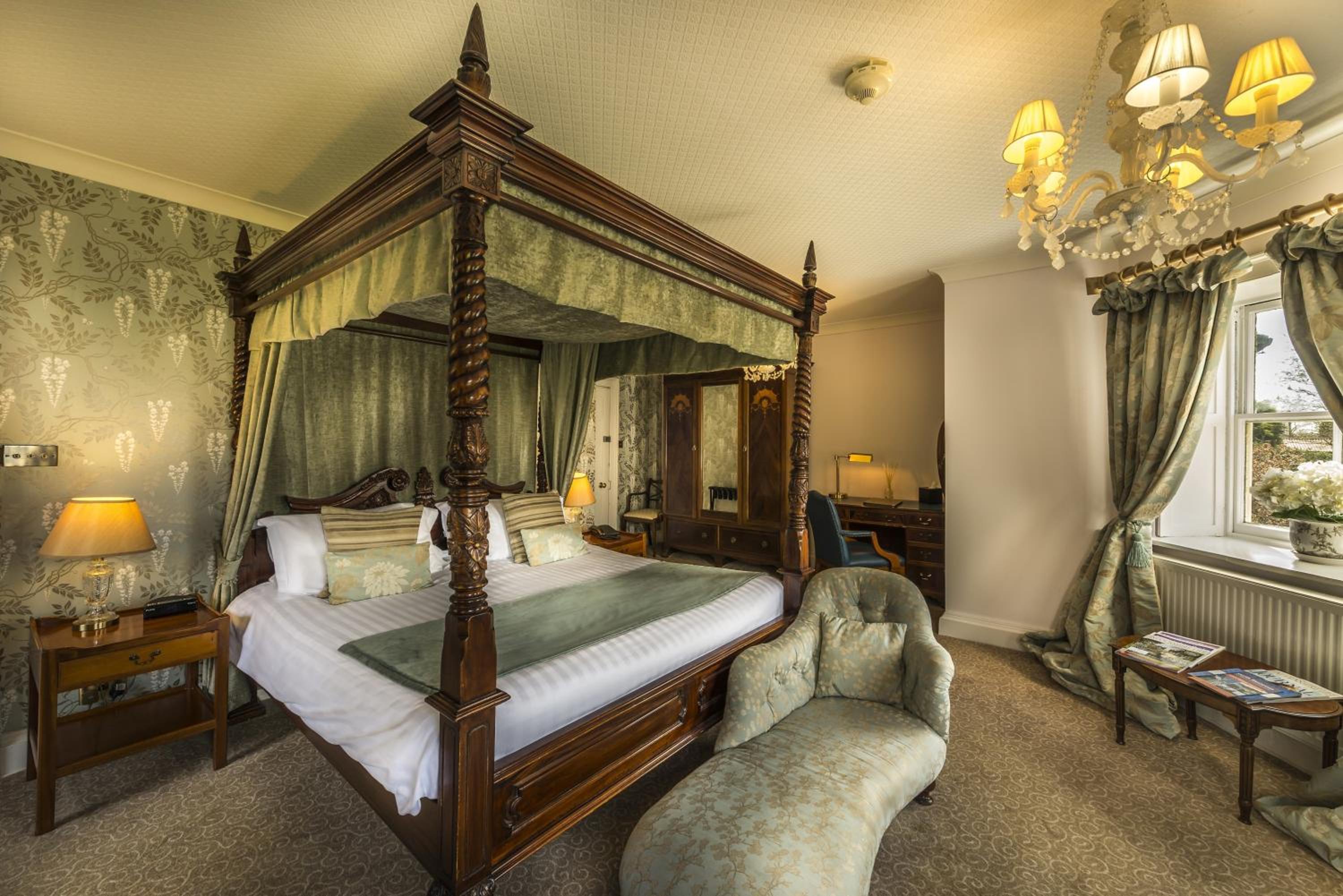 Room with Four-Poster Bed - Photo 1