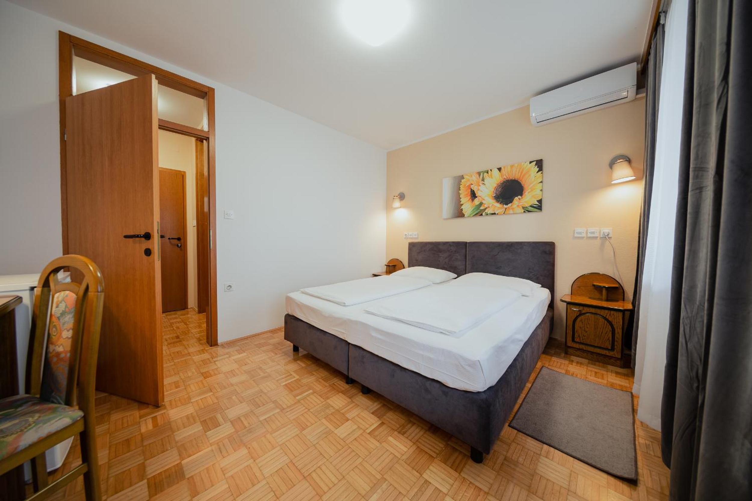 Standard Double Room - Photo 7