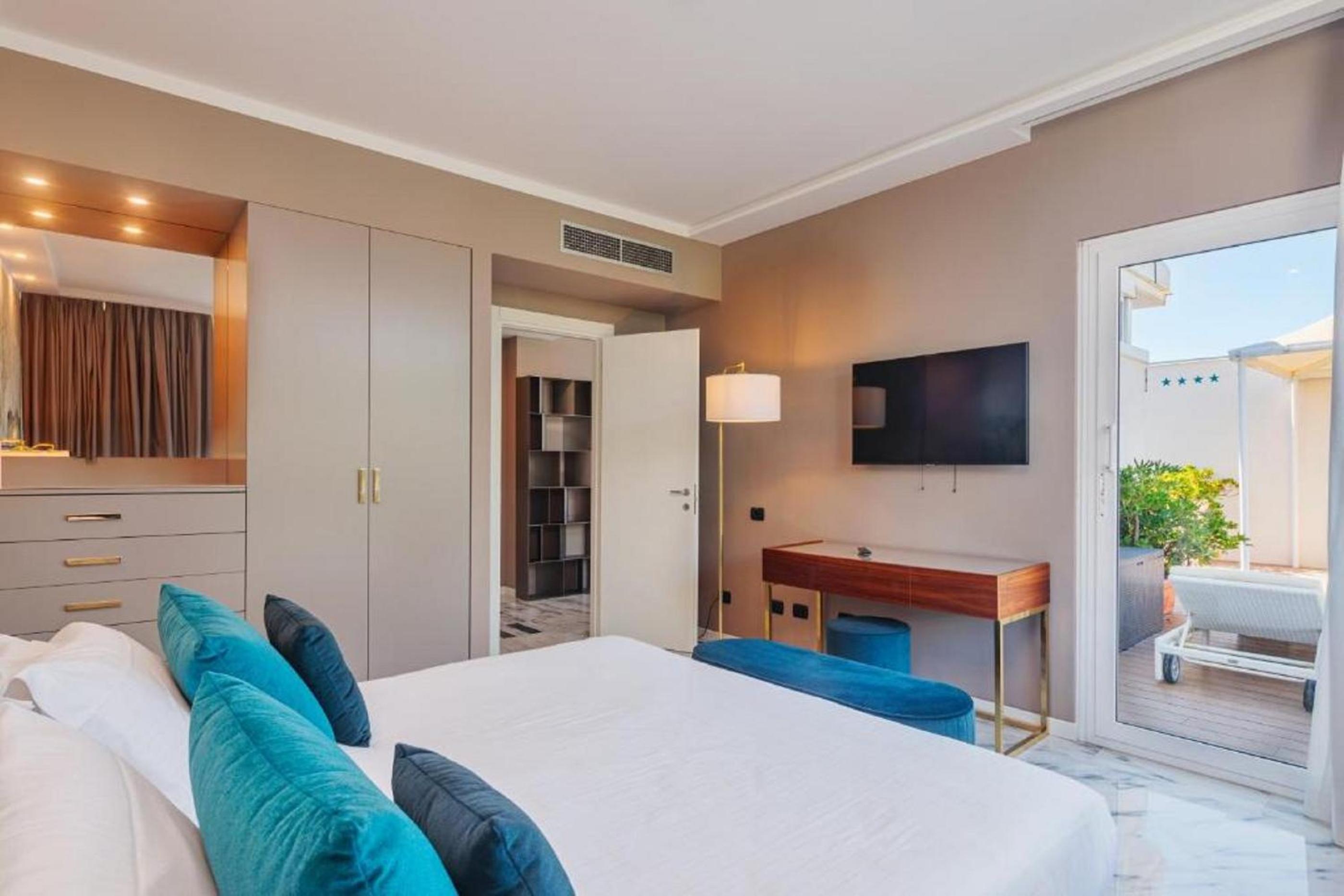 Executive Suite with Terrace - Photo 3