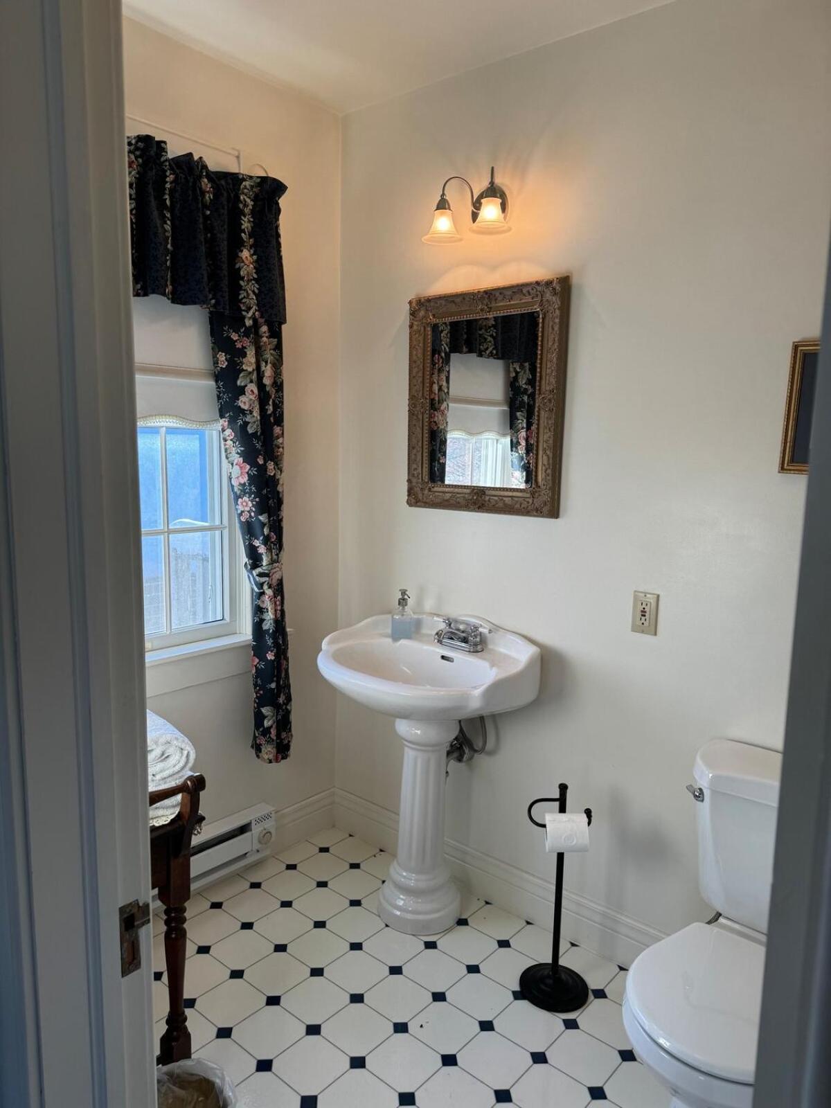 Deluxe Queen Suite photo 3