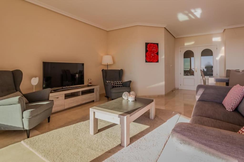 Three-Bedroom Apartment photo 2