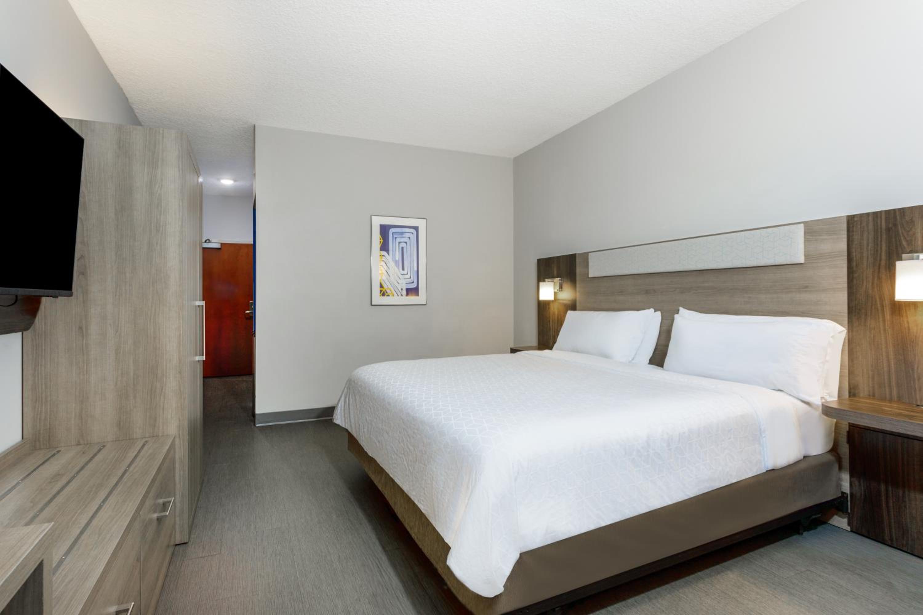 Standard King Room - Photo 8