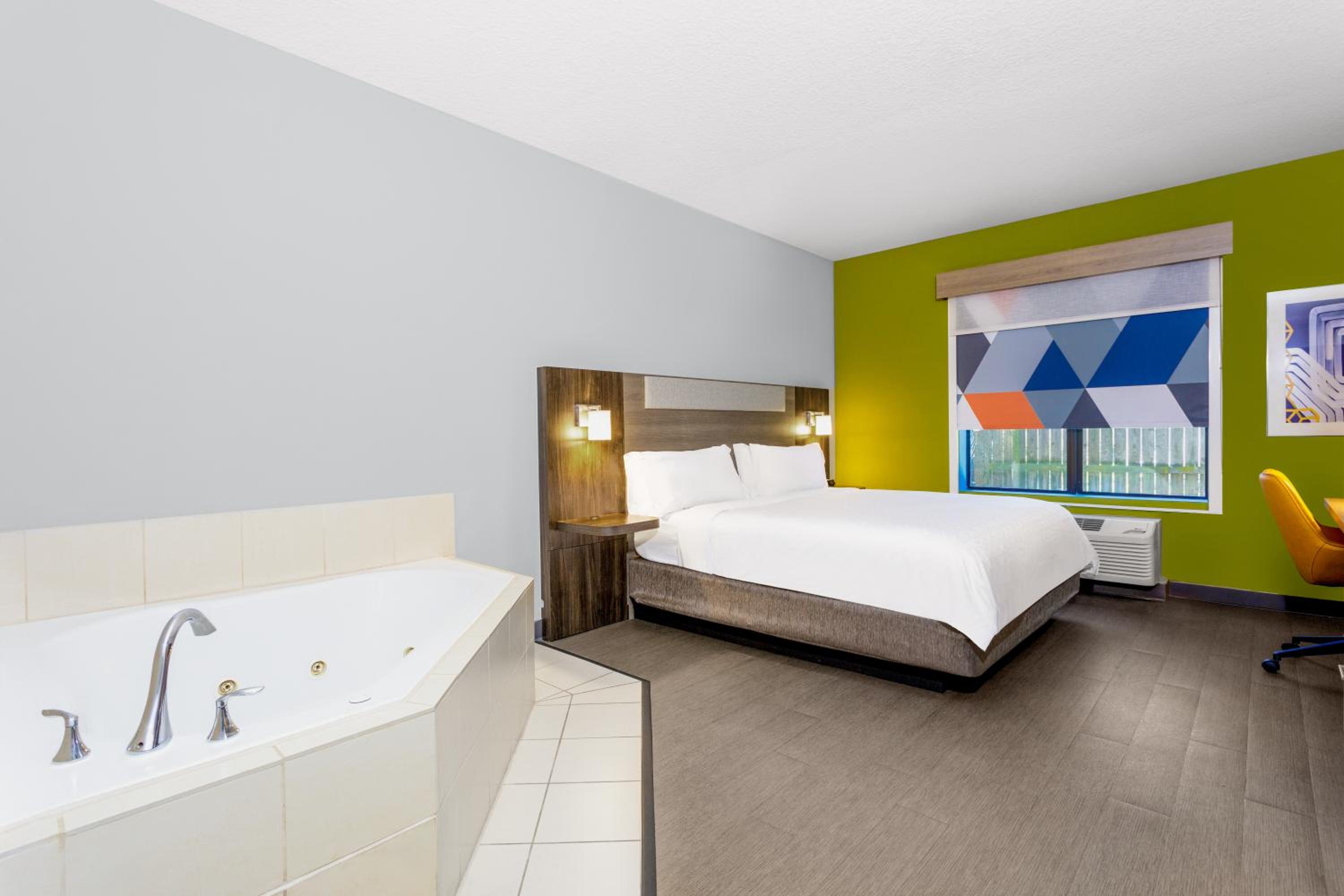 King Suite with Spa Bath - Photo 3