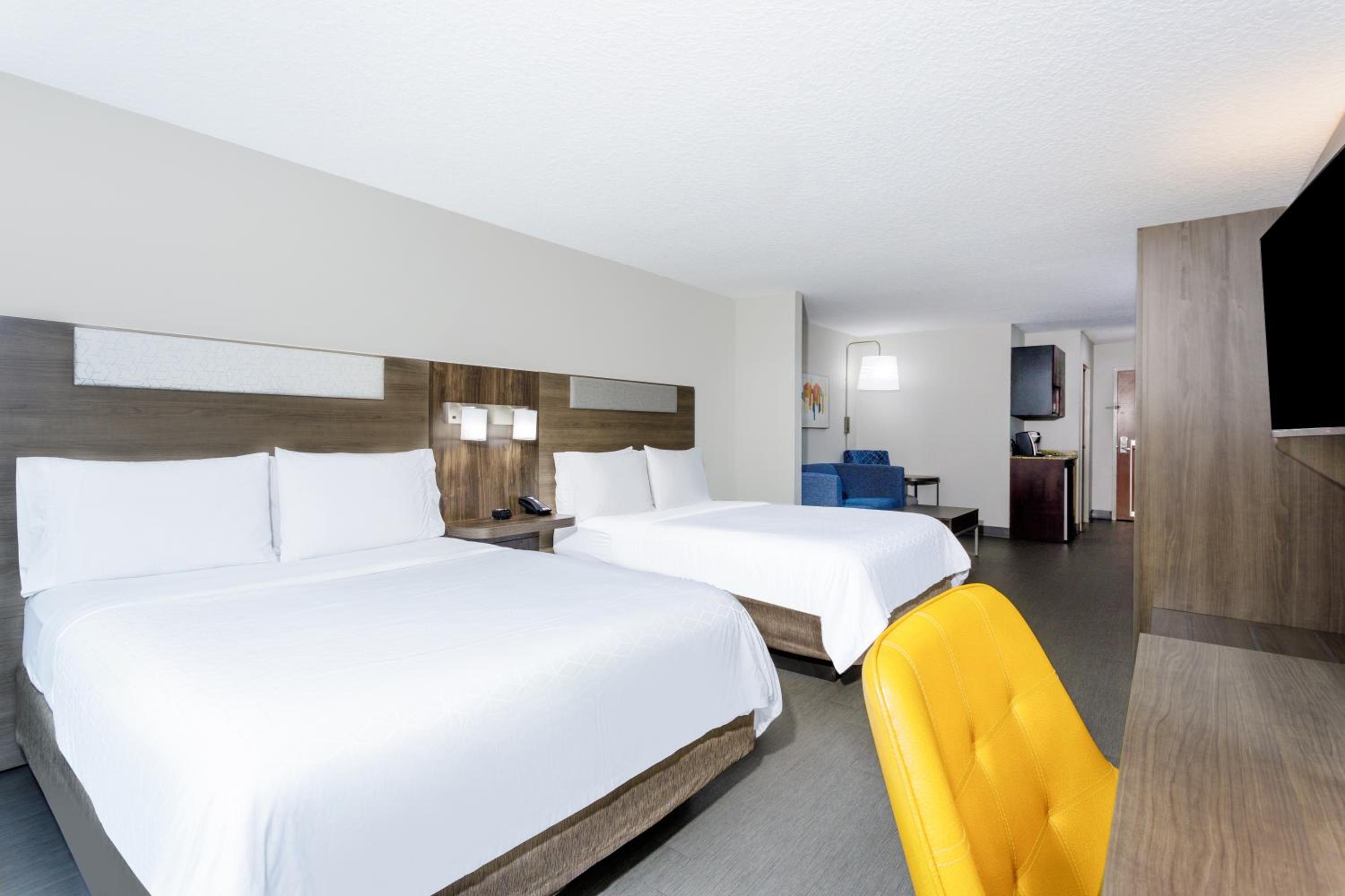 Queen Suite with Two Queen Beds - Photo 2