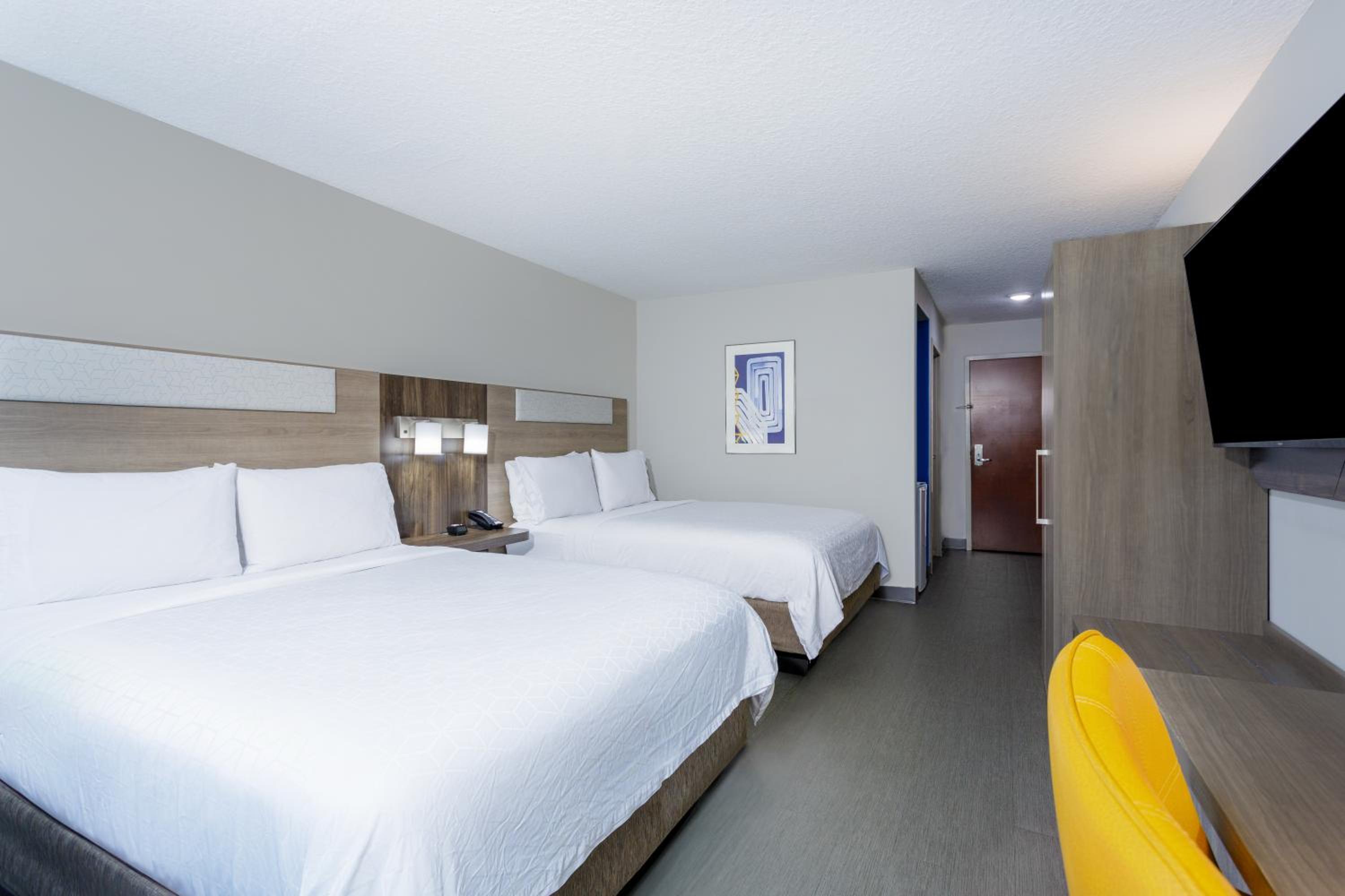 Standard Room with Two Queen Beds - Photo 6
