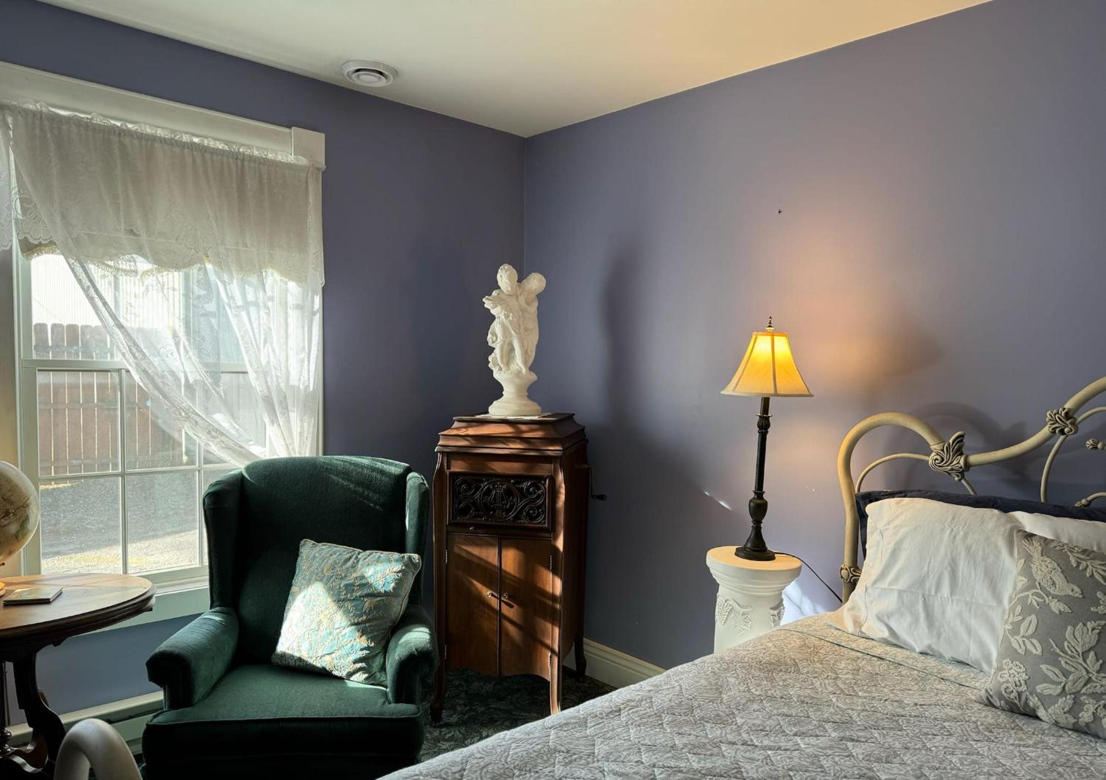 Deluxe Queen Suite photo 2