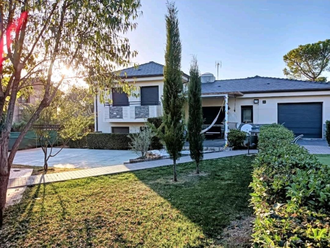 Five-Bedroom House photo 2