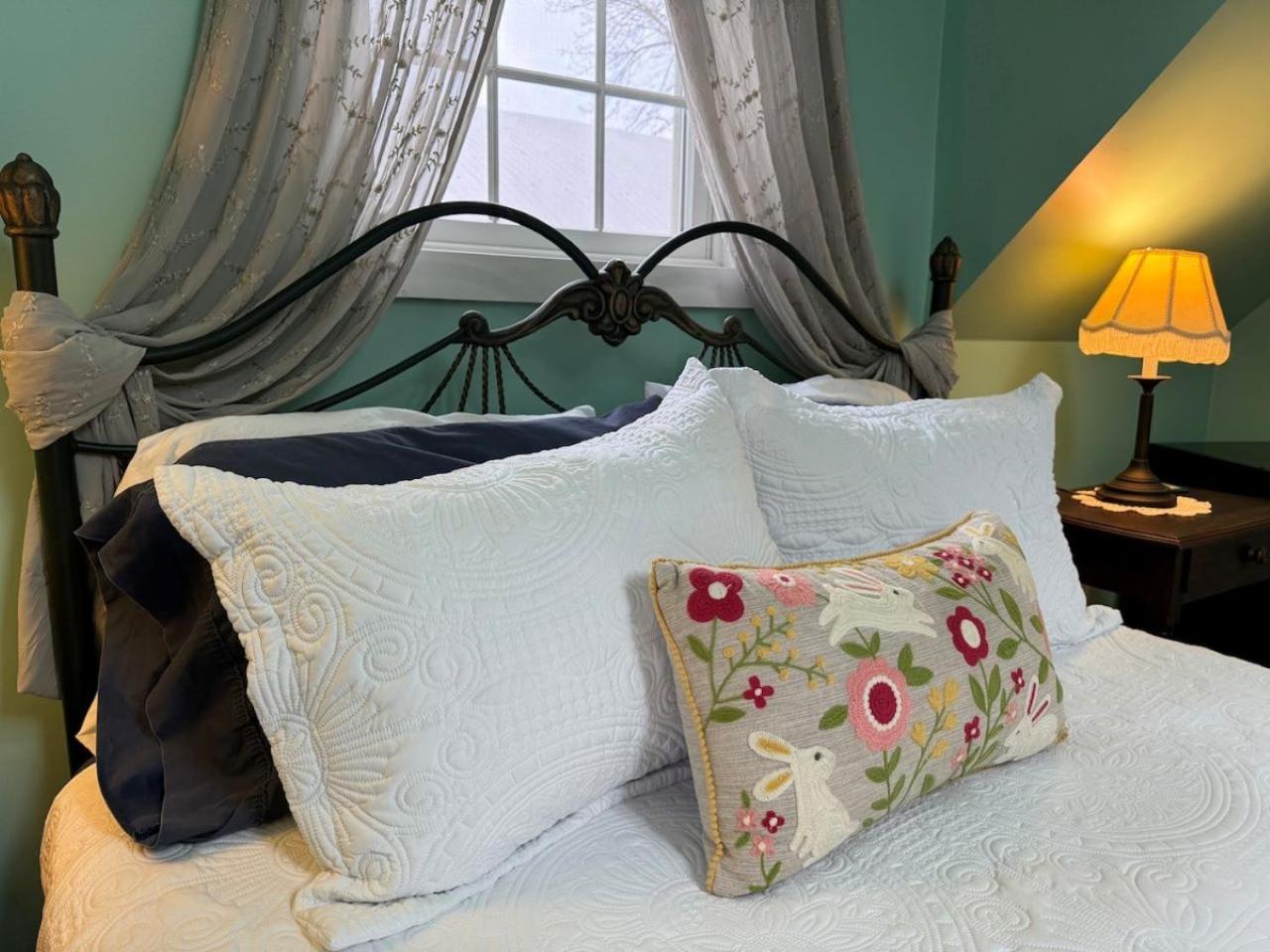 Deluxe Queen Suite photo 3