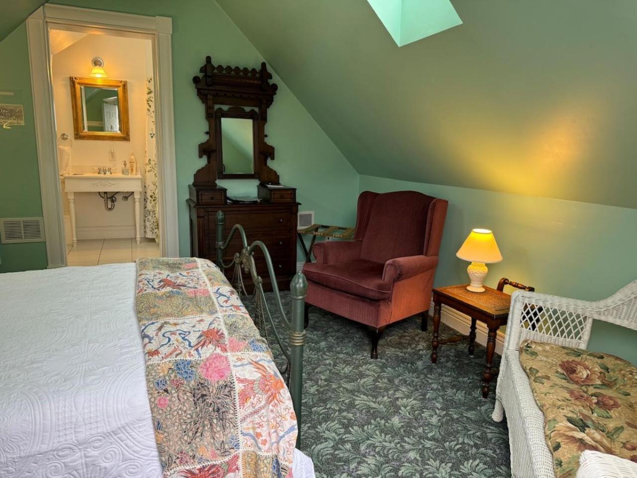 Deluxe Queen Suite photo 2