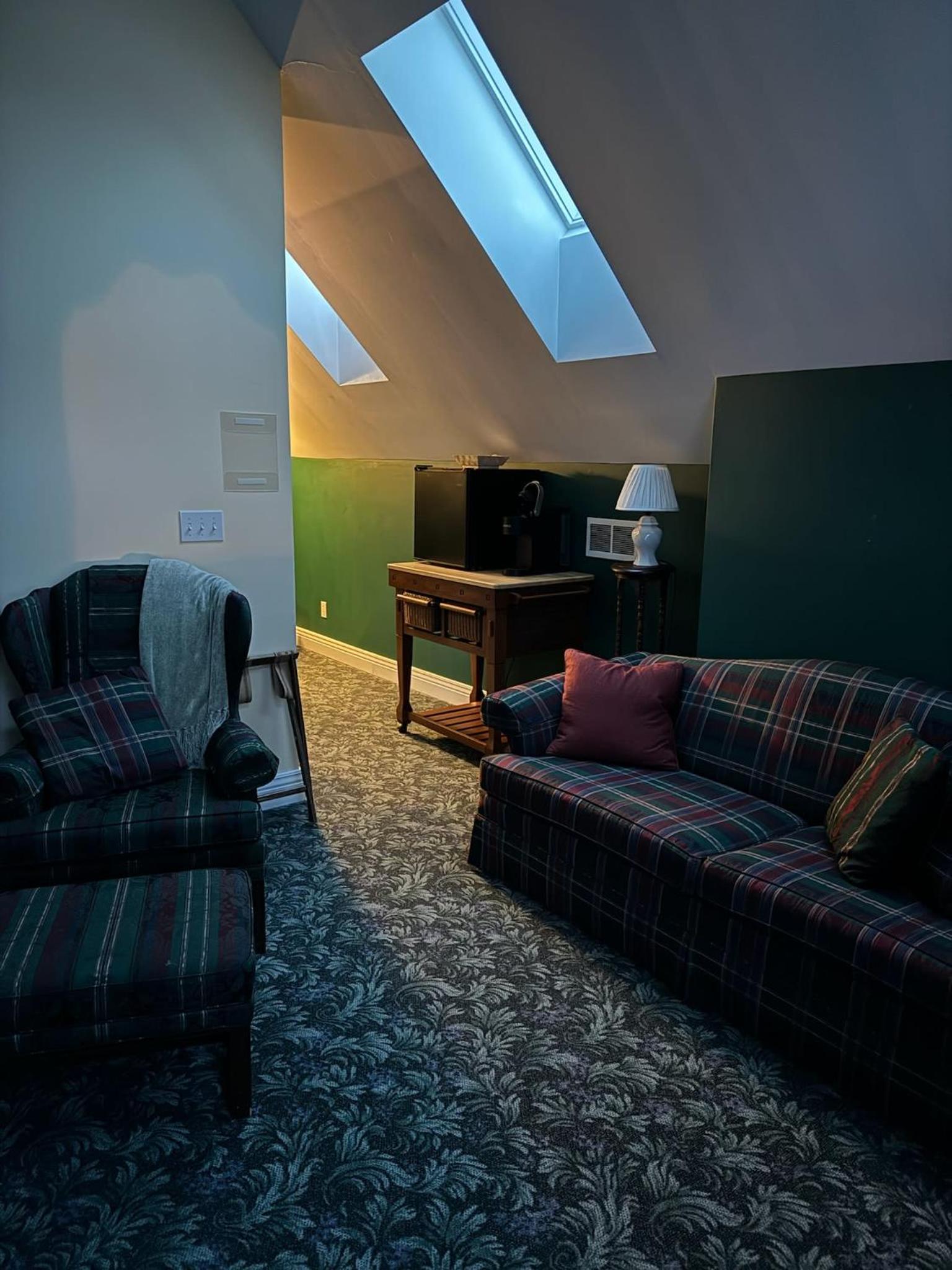 Deluxe King Suite photo 3