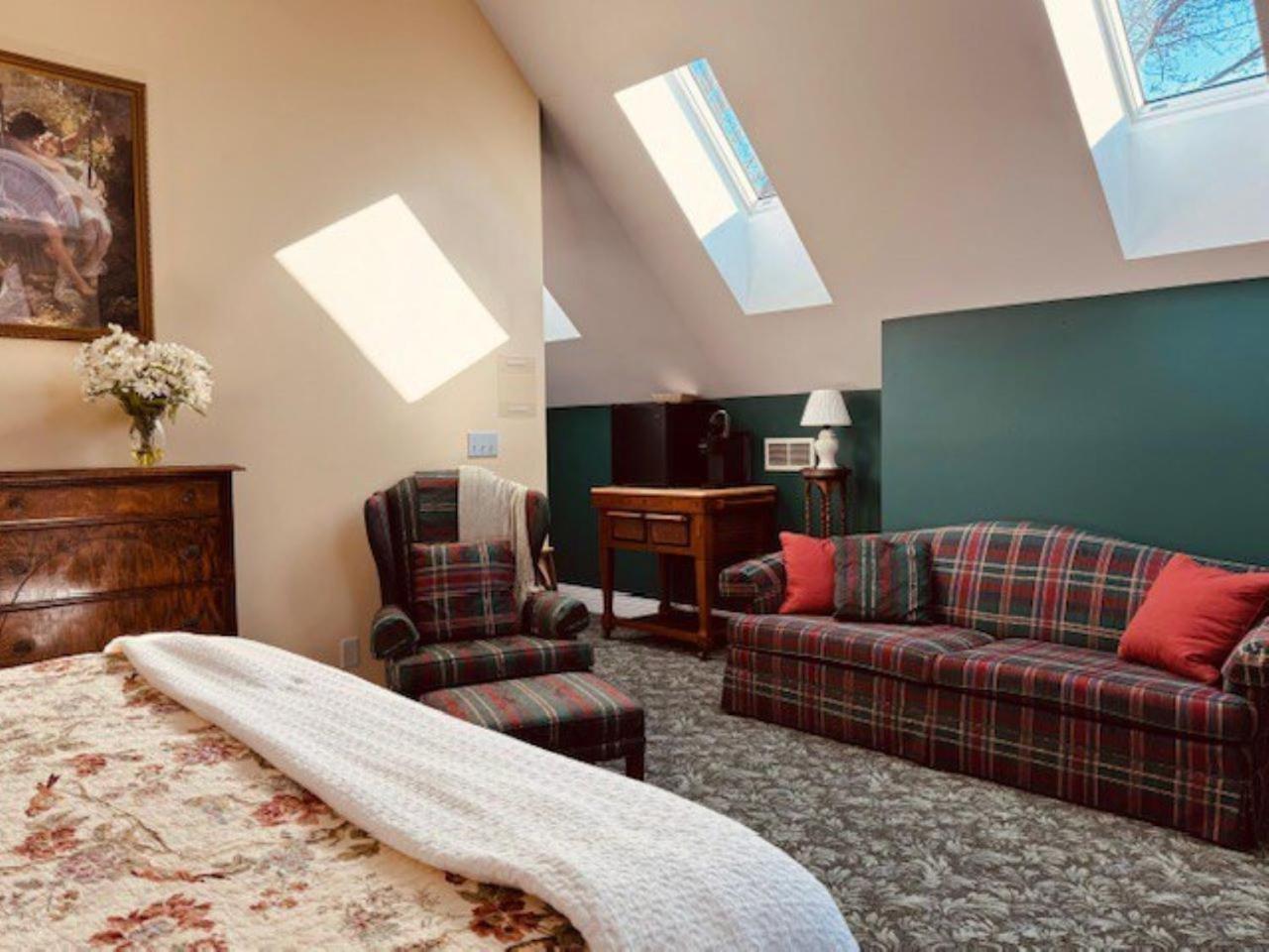 Deluxe King Suite photo 2