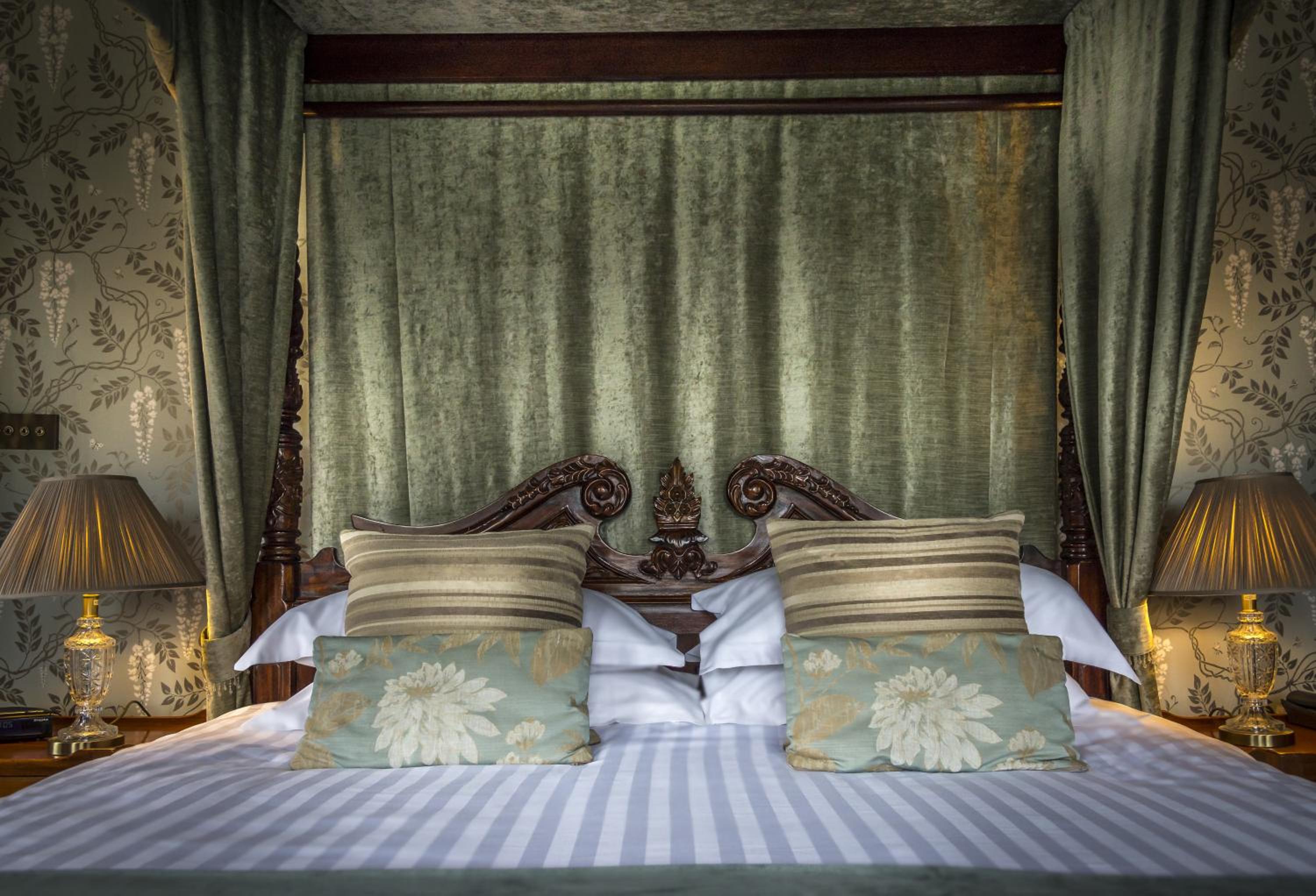 Room with Four-Poster Bed - Photo 3