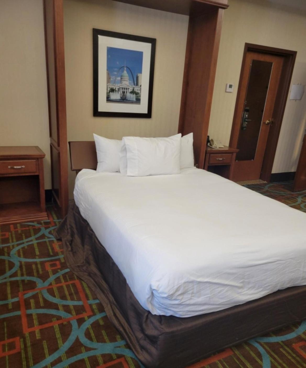 Queen Murphy Bed Suite - Non-Smoking photo 2