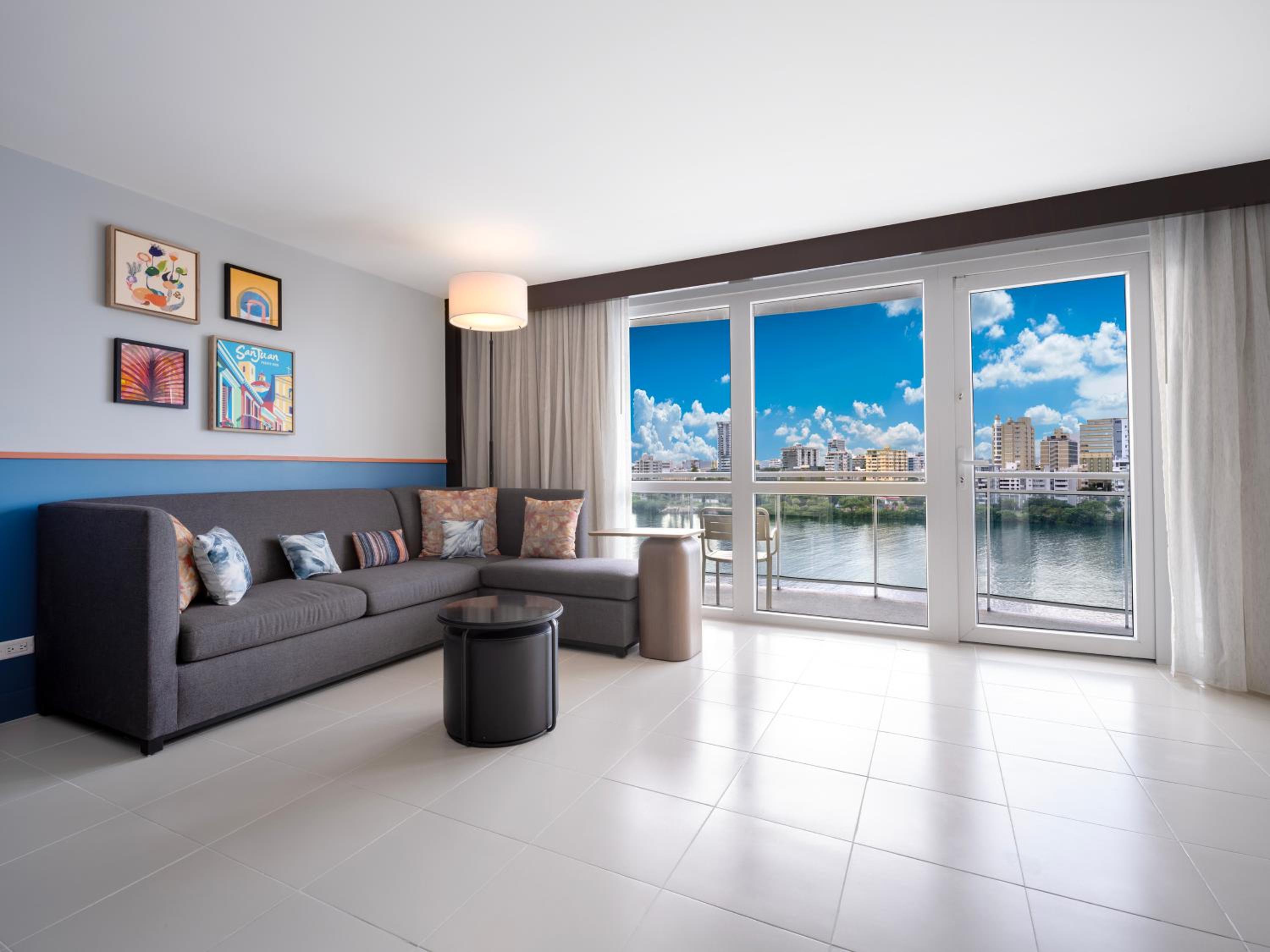 Junior King Suite with Balcony and Bay View - Photo 5