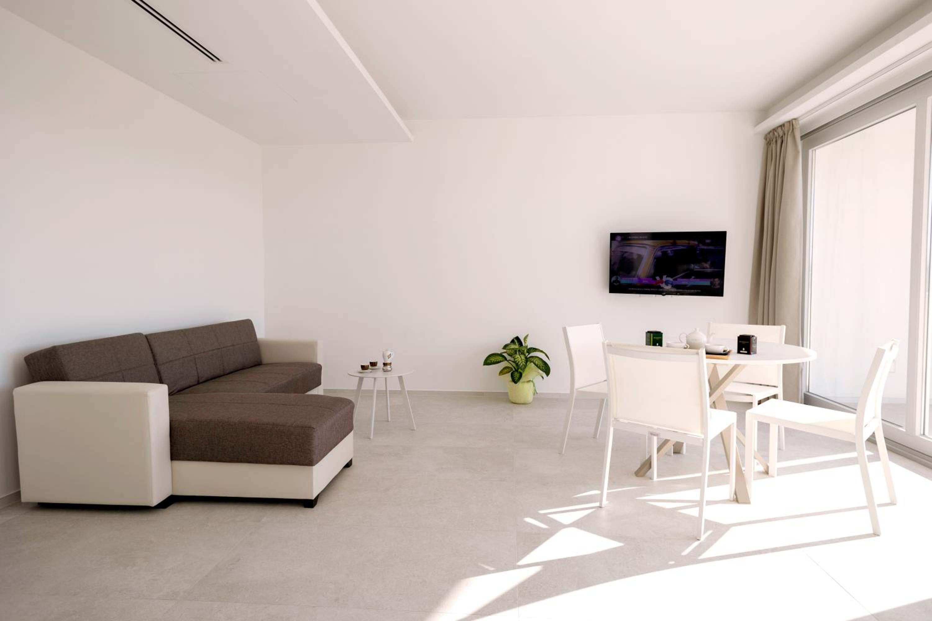 Two-Bedroom Deluxe Apartment with Balcony photo 1