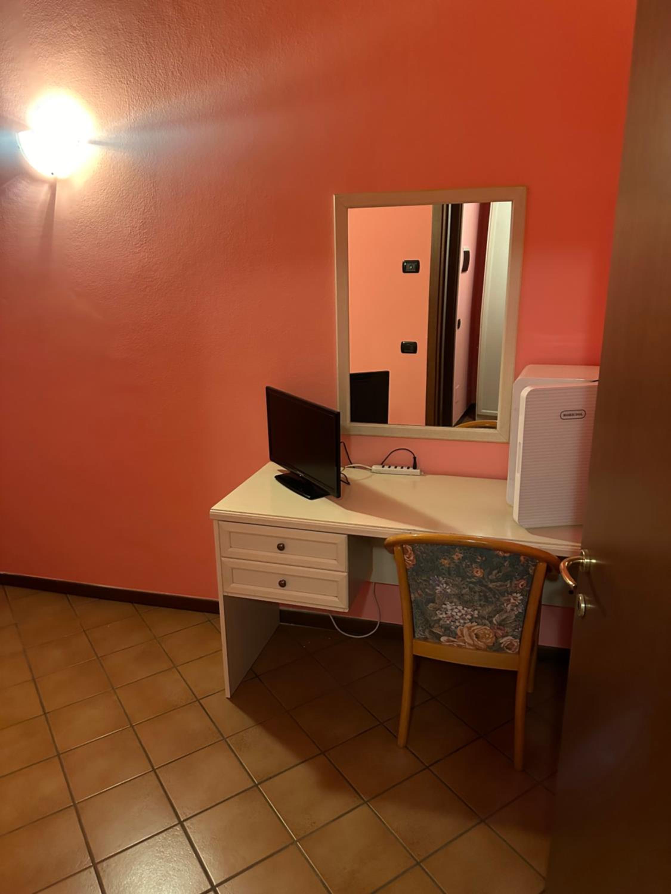Deluxe Room (2 Adults + 1 Child) - Photo 3