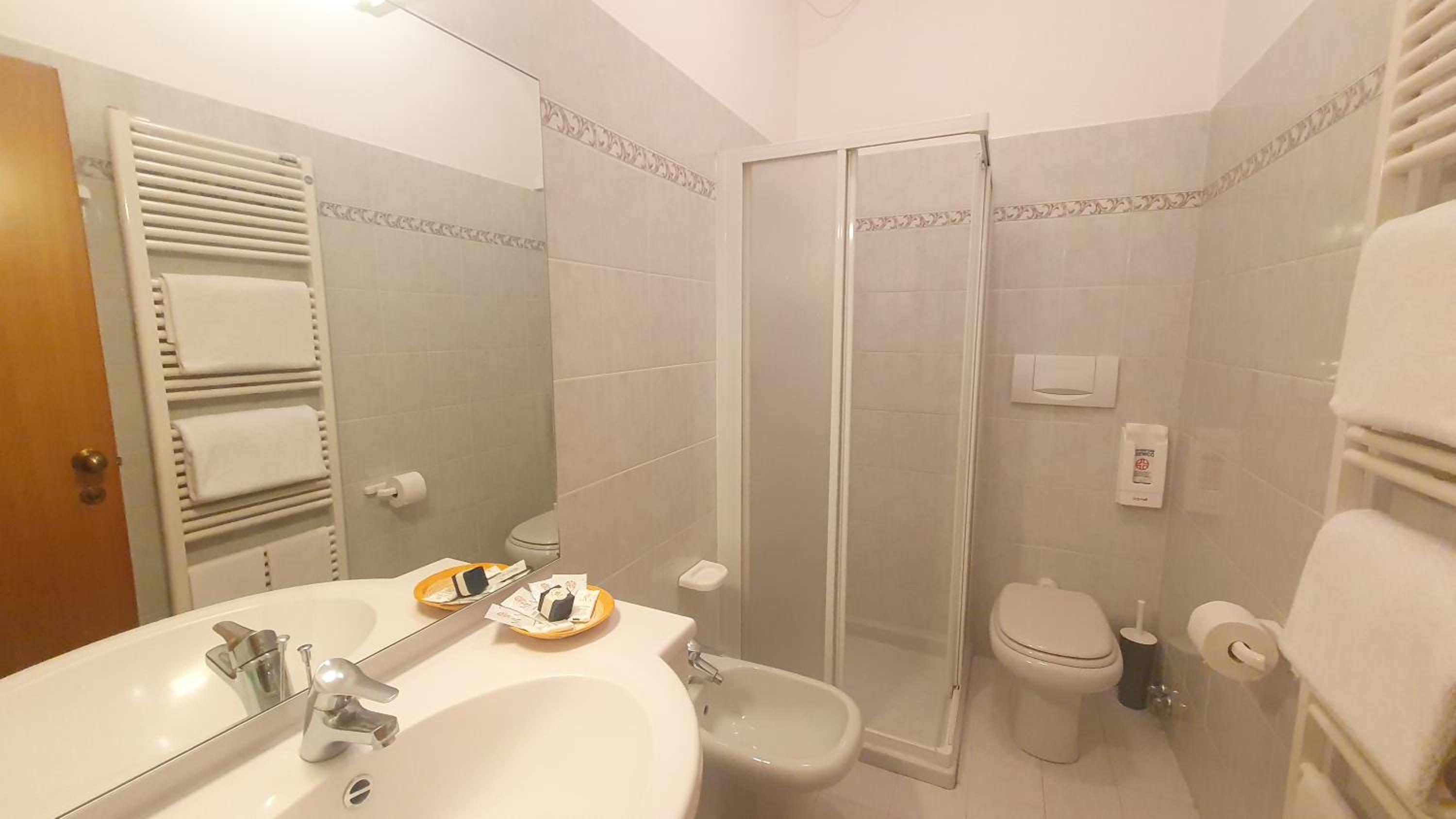 Twin Room with Shower photo 2