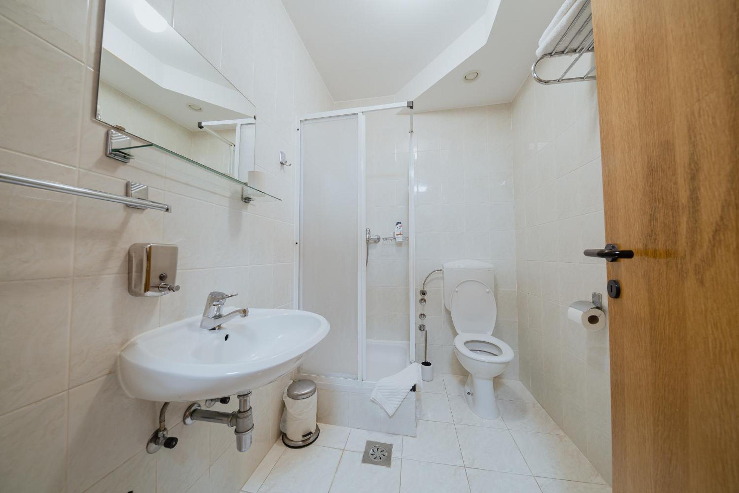 Standard Double Room - Photo 8