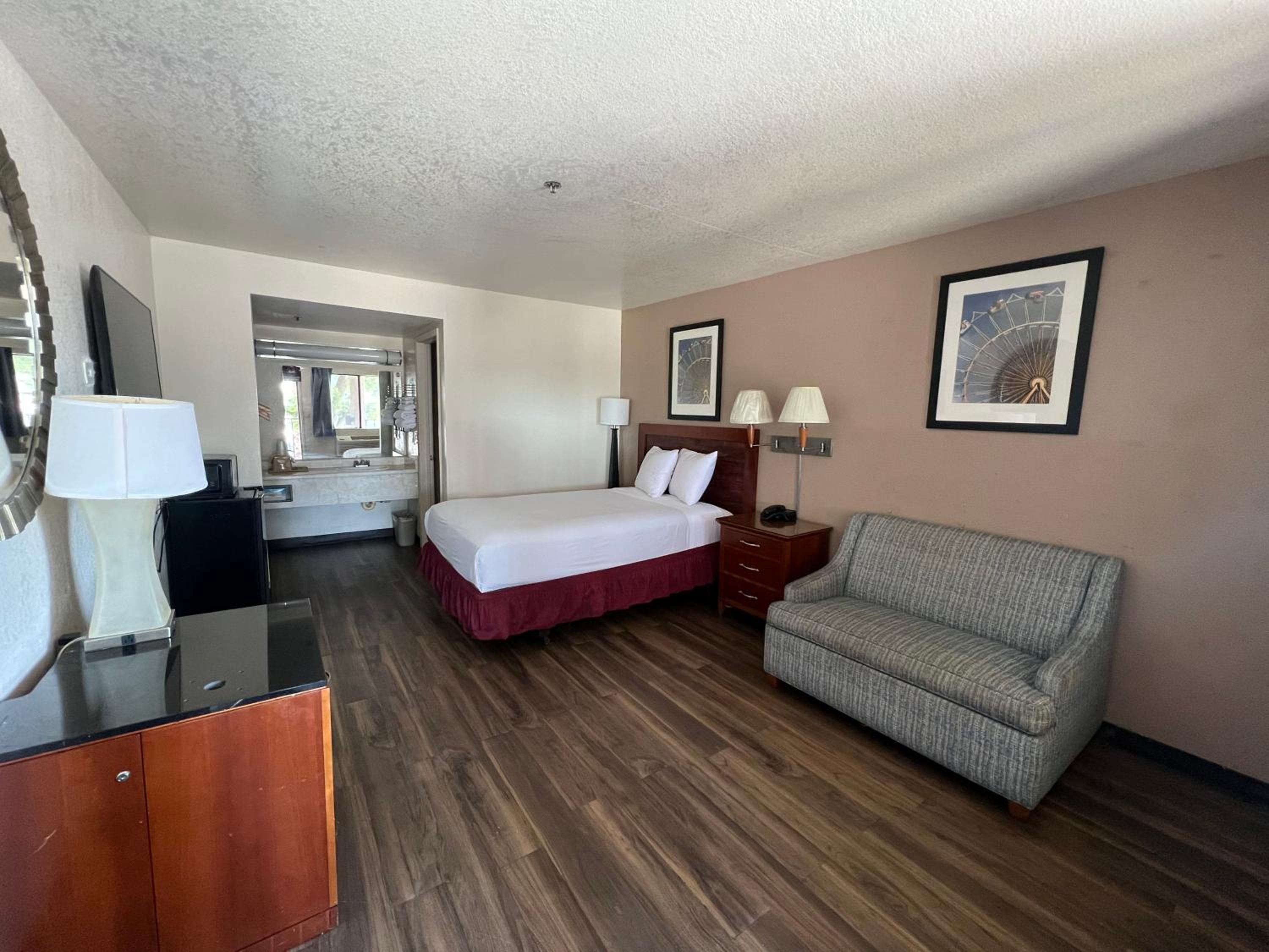 Queen Room photo 1