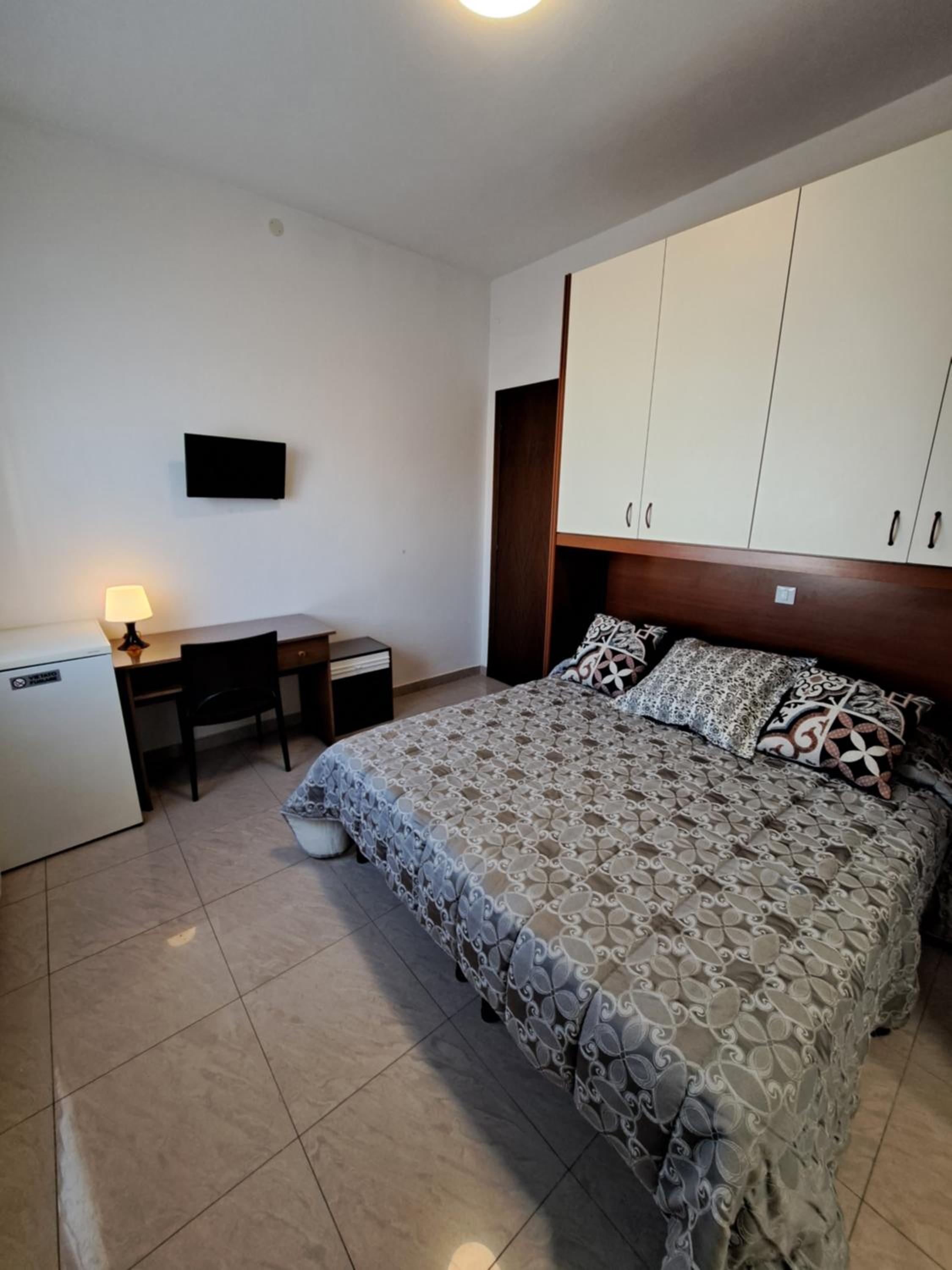 Double Room with Private Bathroom - Photo 2