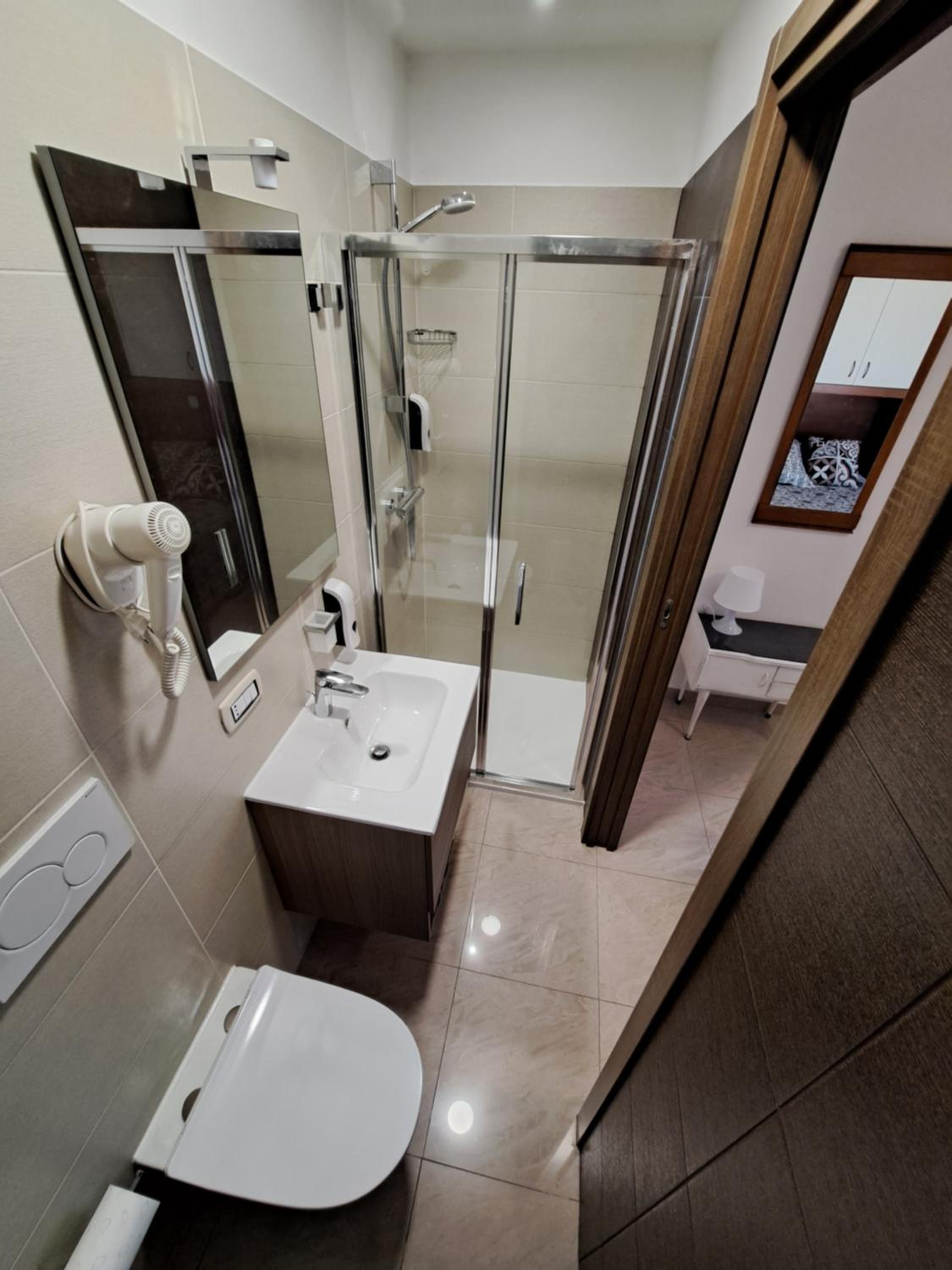 Double Room with Private Bathroom - Photo 5