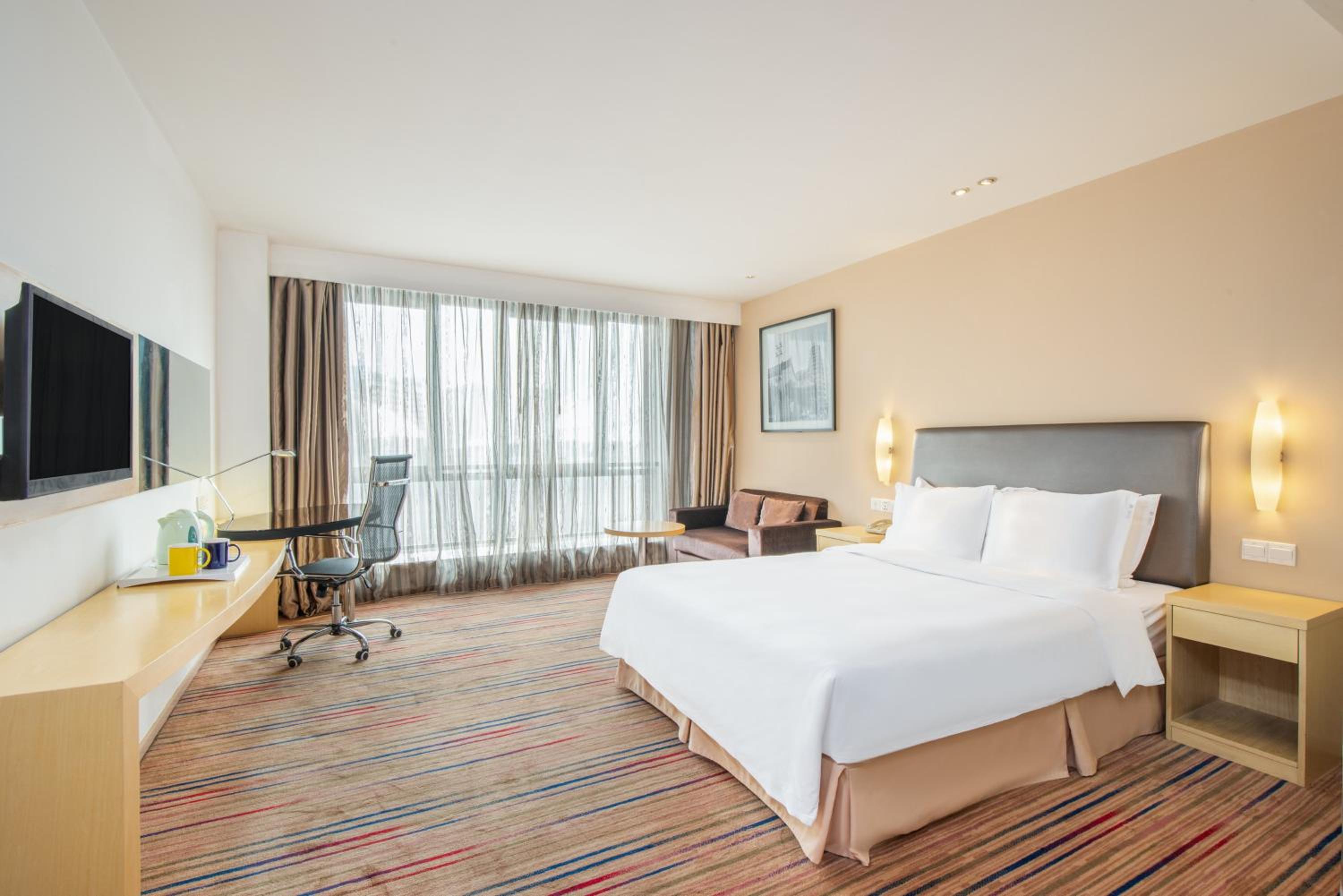 Standard Queen Room with Queen and Single Bed photo 1