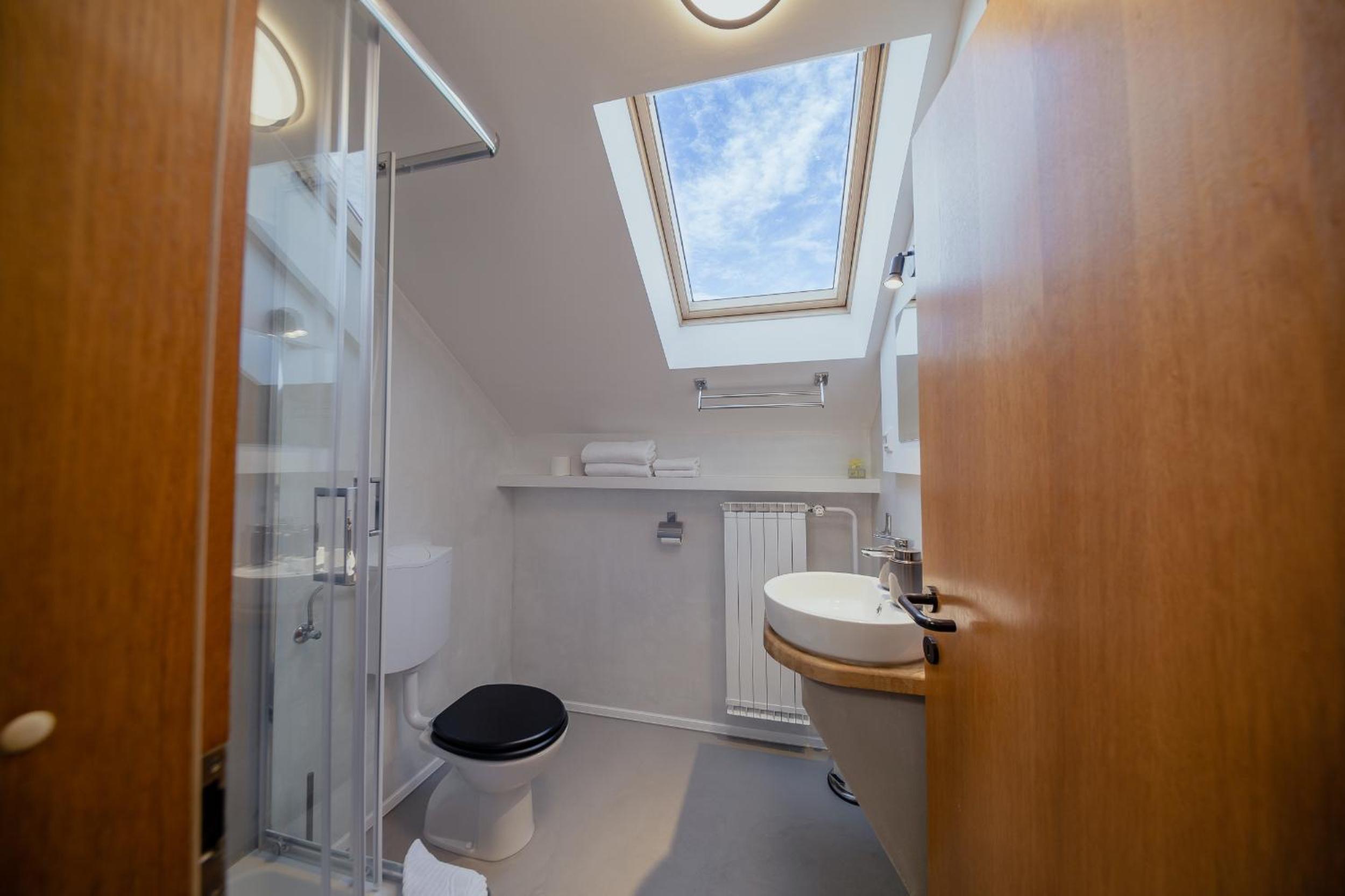 Comfort Double Room with Balcony - Photo 12