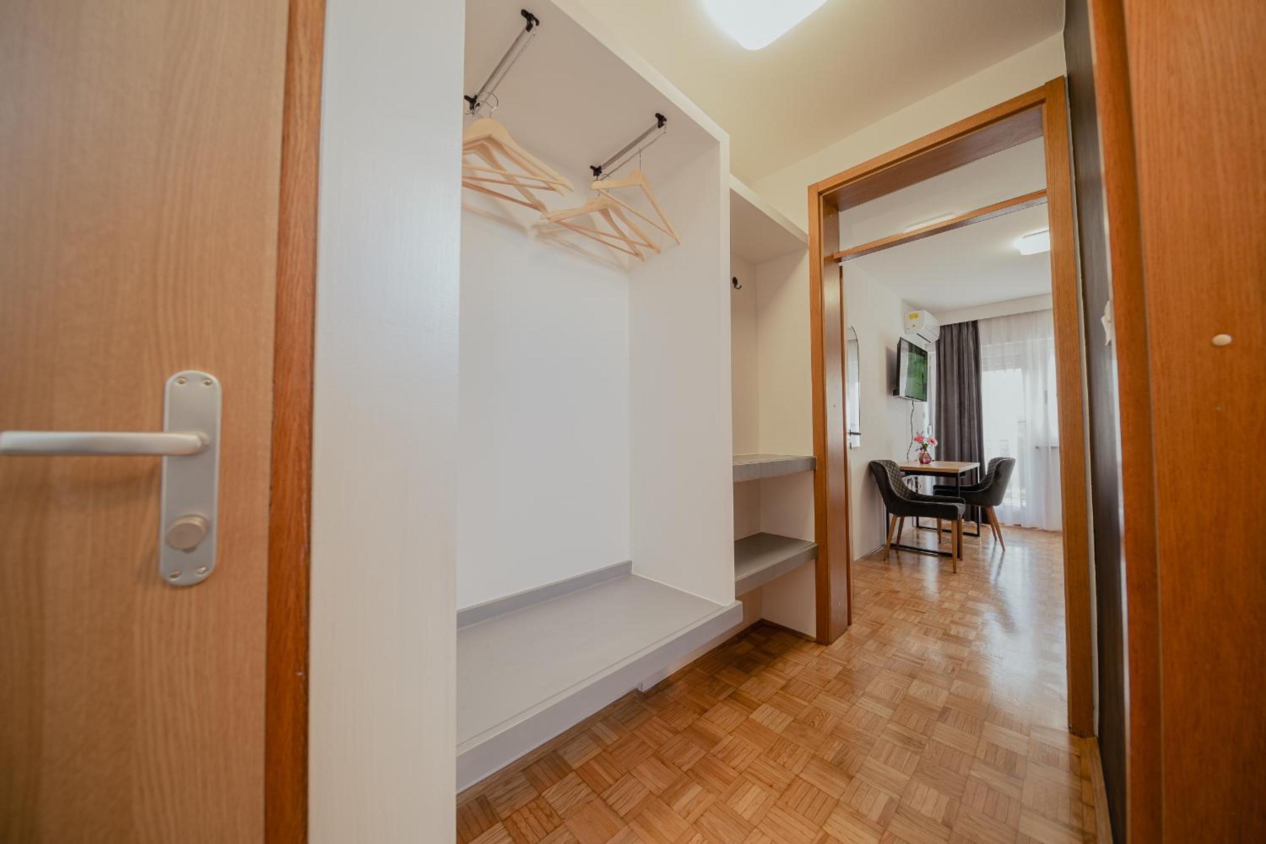 Comfort Double Room with Balcony - Photo 10