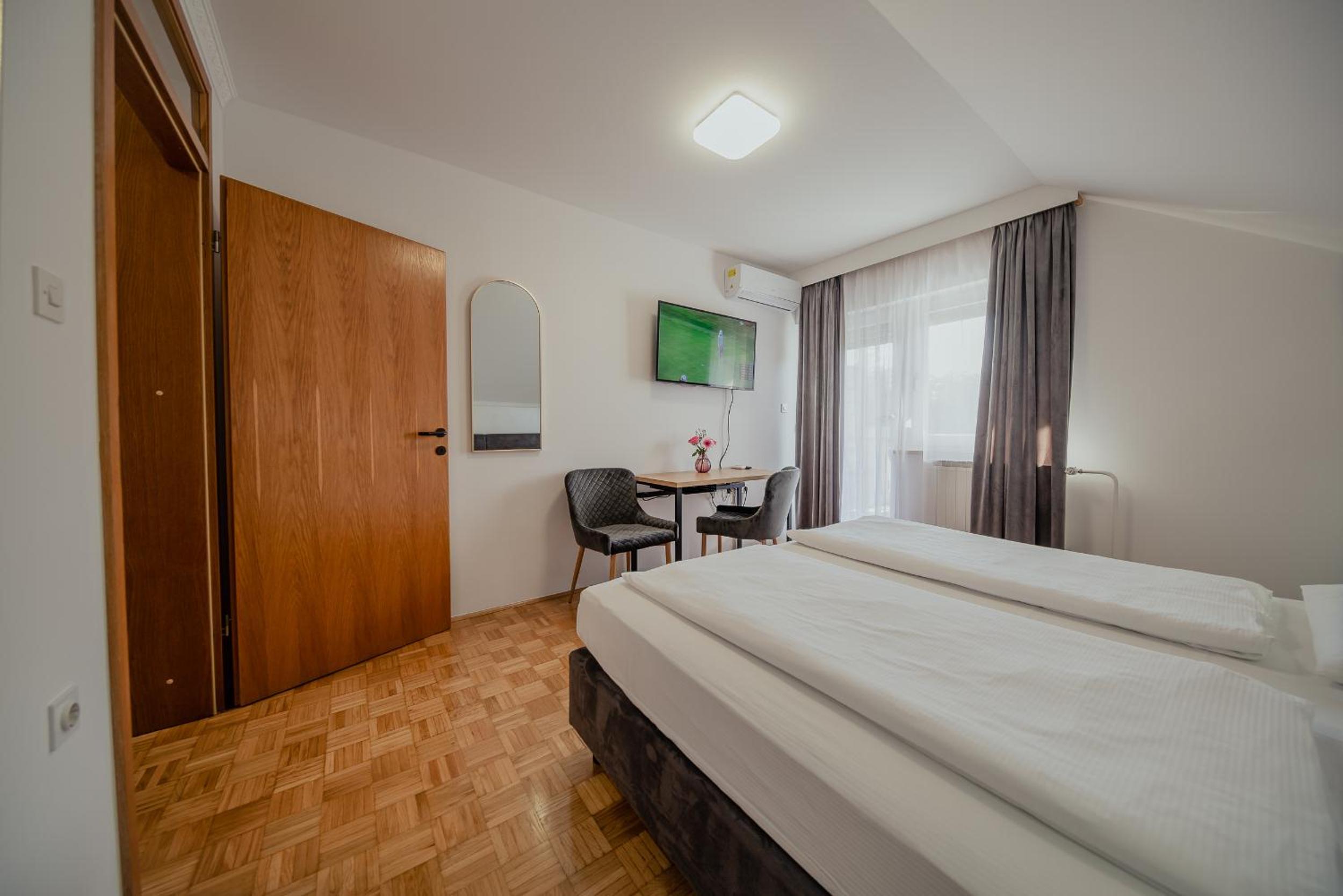 Comfort Double Room with Balcony - Photo 8