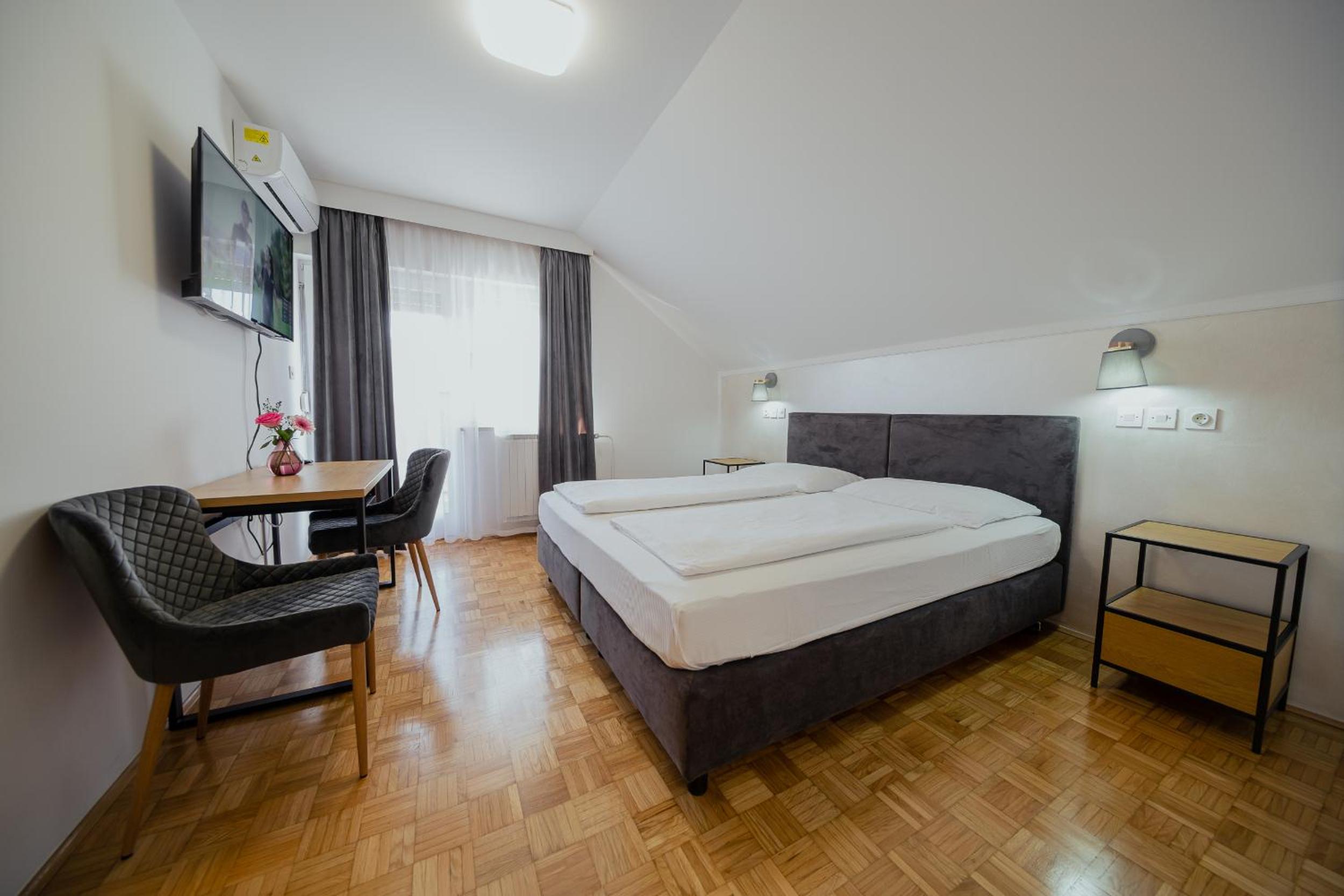 Comfort Double Room with Balcony - Photo 15