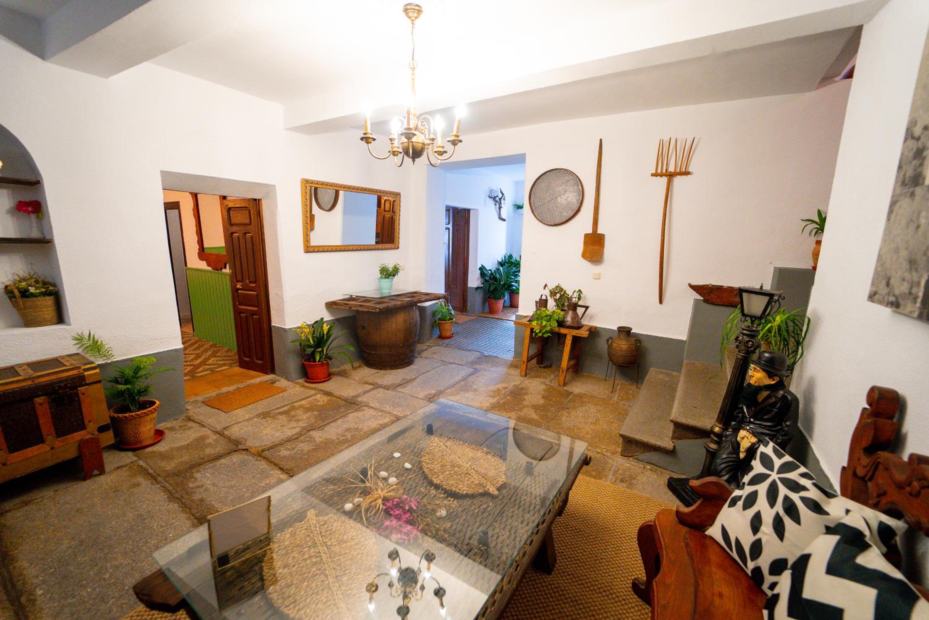 Five-Bedroom House photo 3