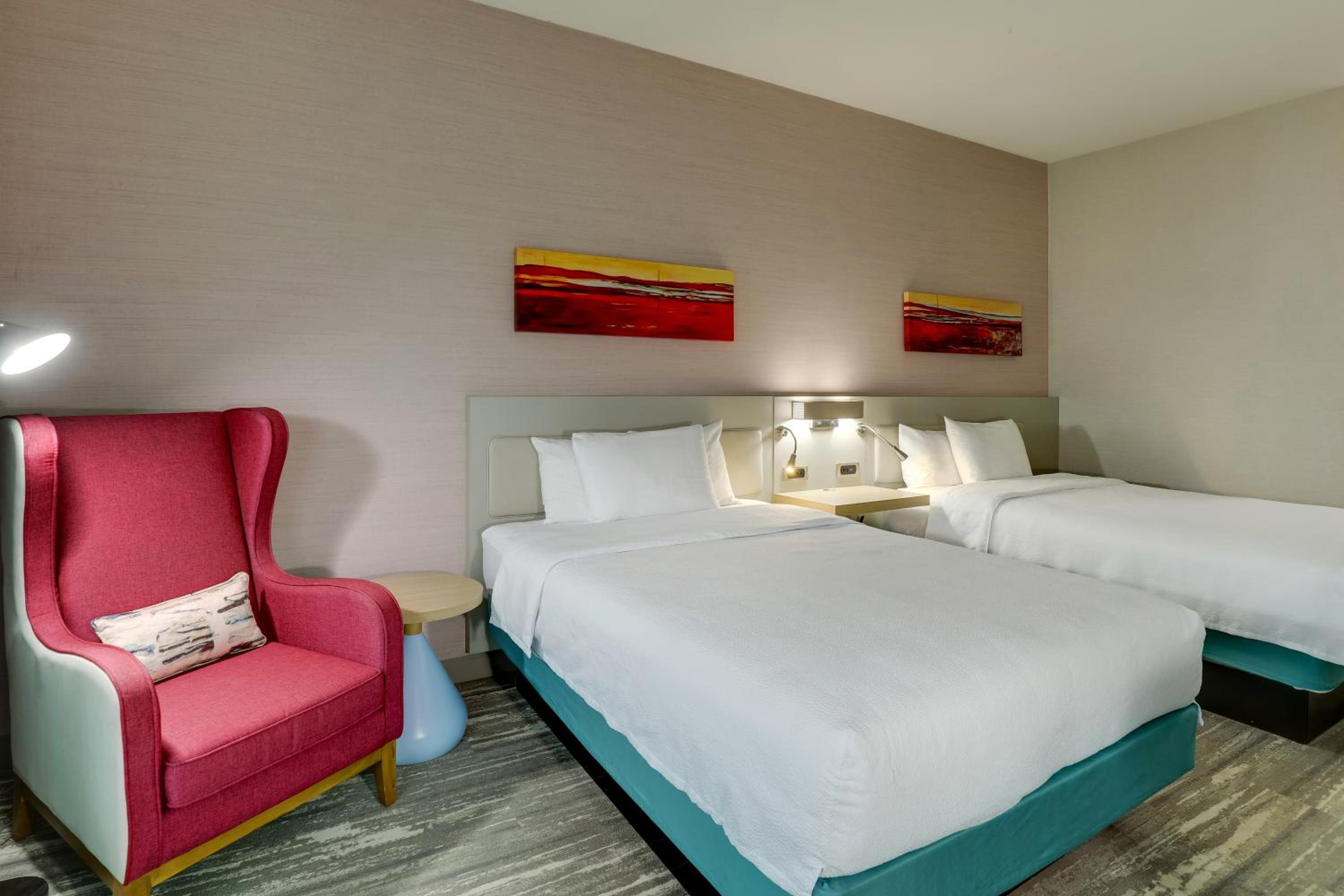 Premium Queen Room with Two Queen Beds - Photo 5