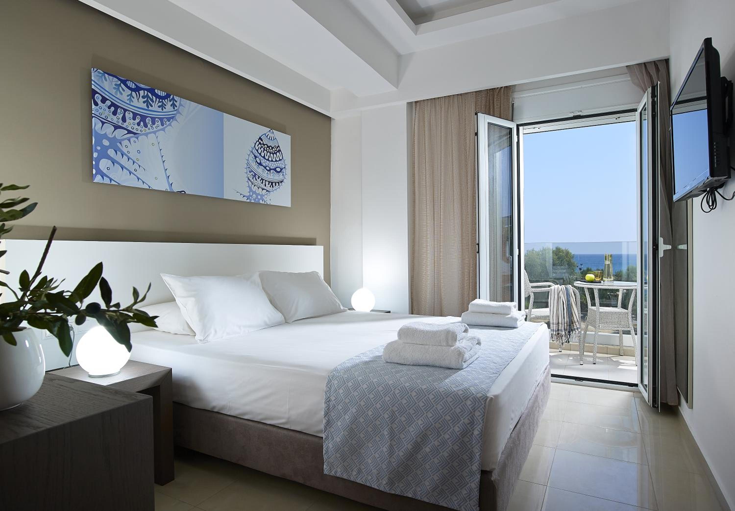 Apartamento Padrão com Vista Parcial para o Mar