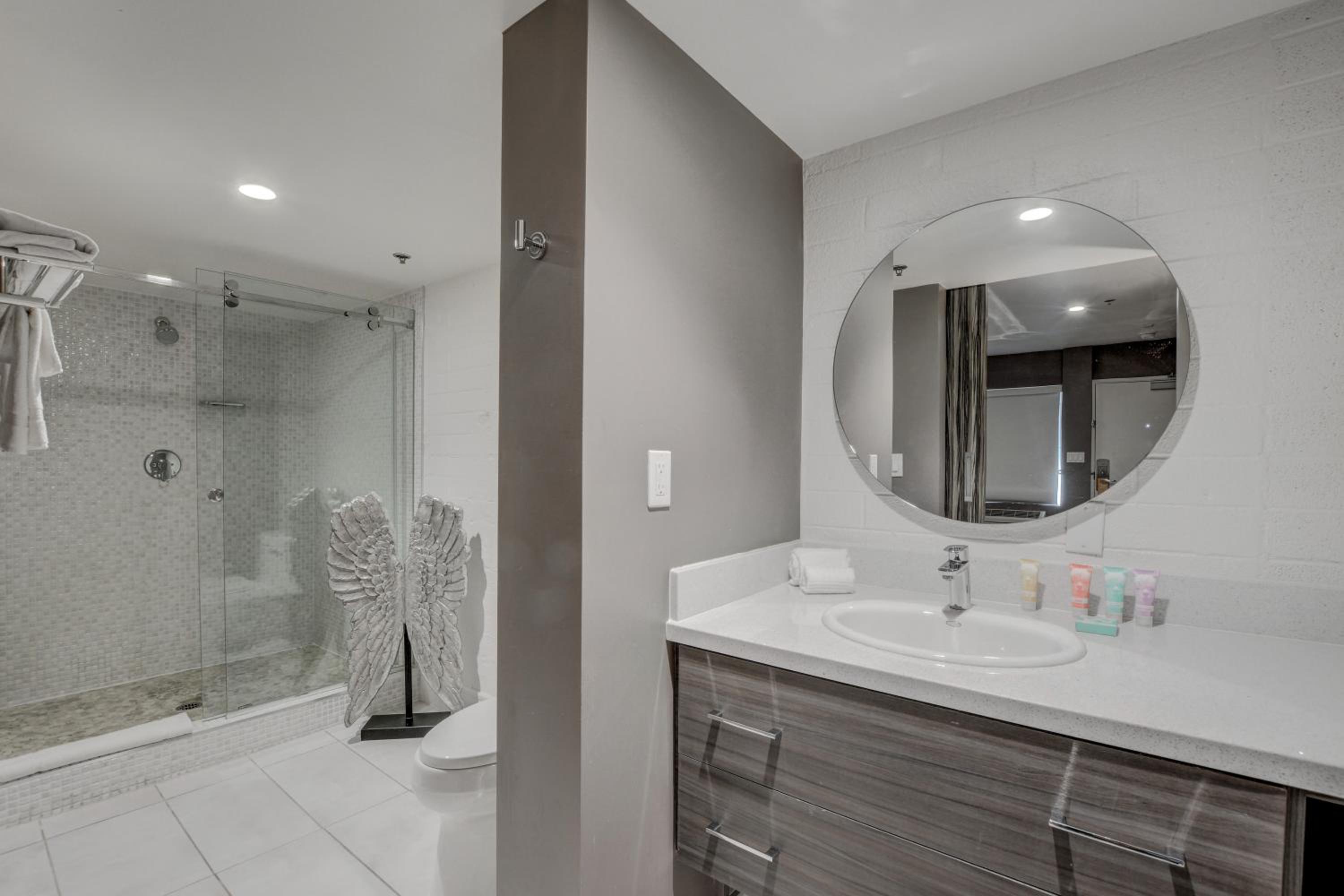 Poolside King Suite - Photo 3