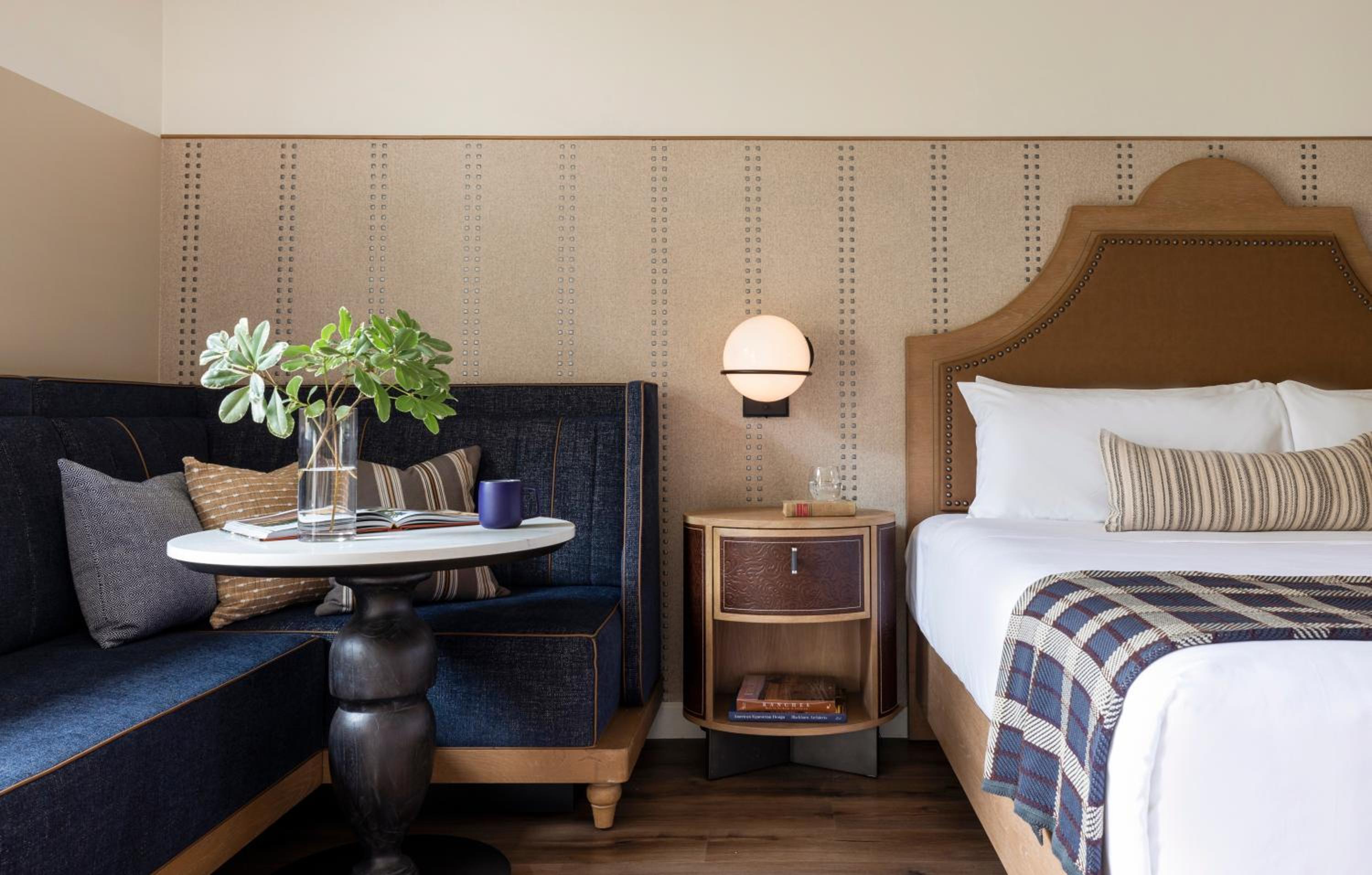 Deluxe King Room - Photo 2