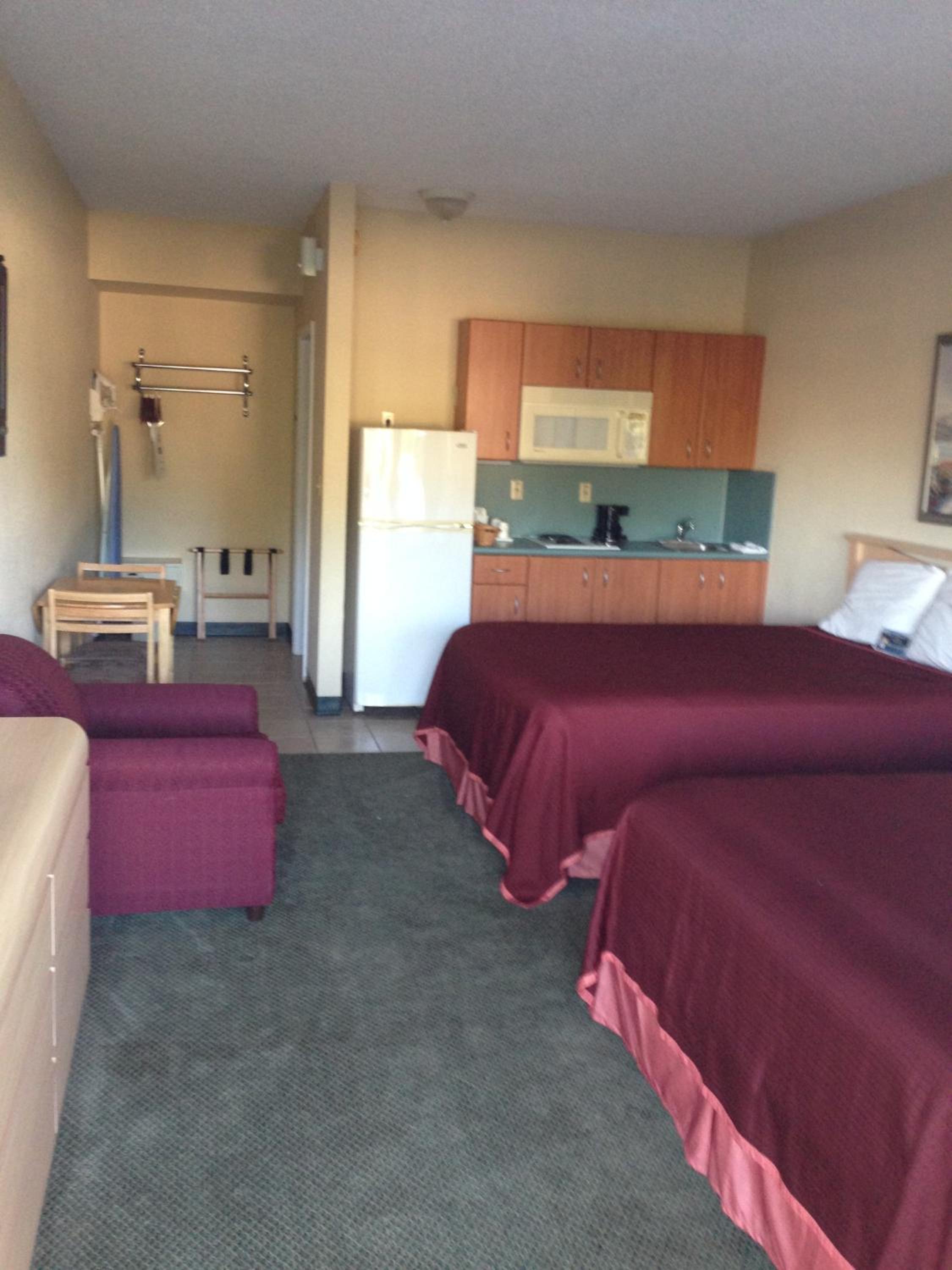 Queen Room with Two Queen Beds - Non-Smoking - Photo 2