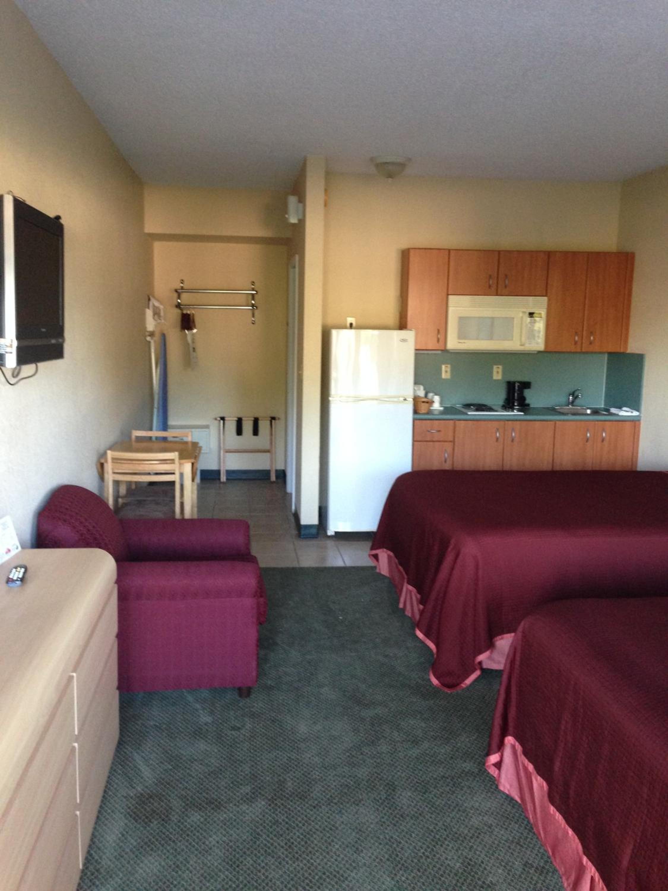 Queen Room with Two Queen Beds - Non-Smoking - Photo 4