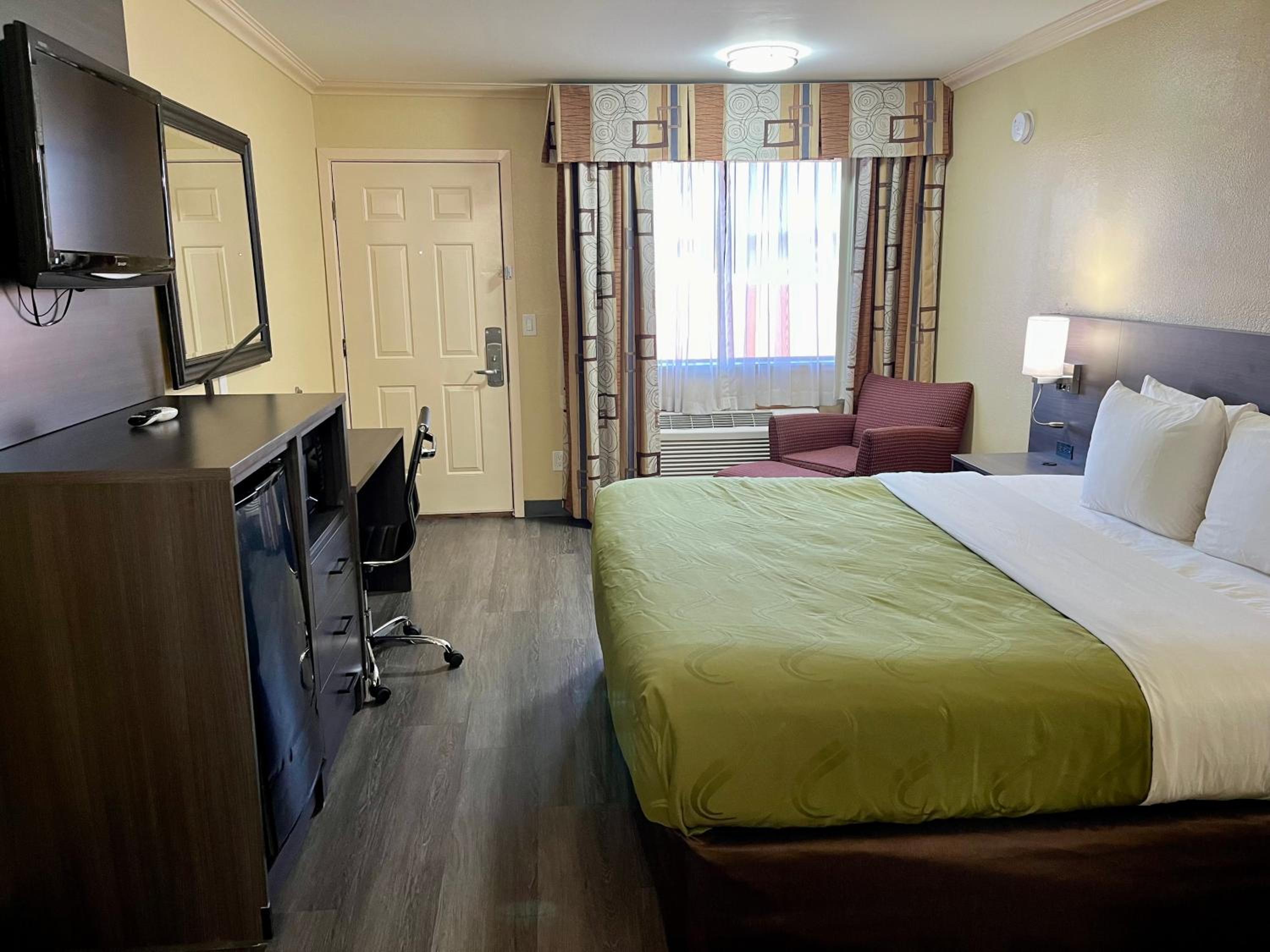 King Room - Non-Smoking - Photo 2
