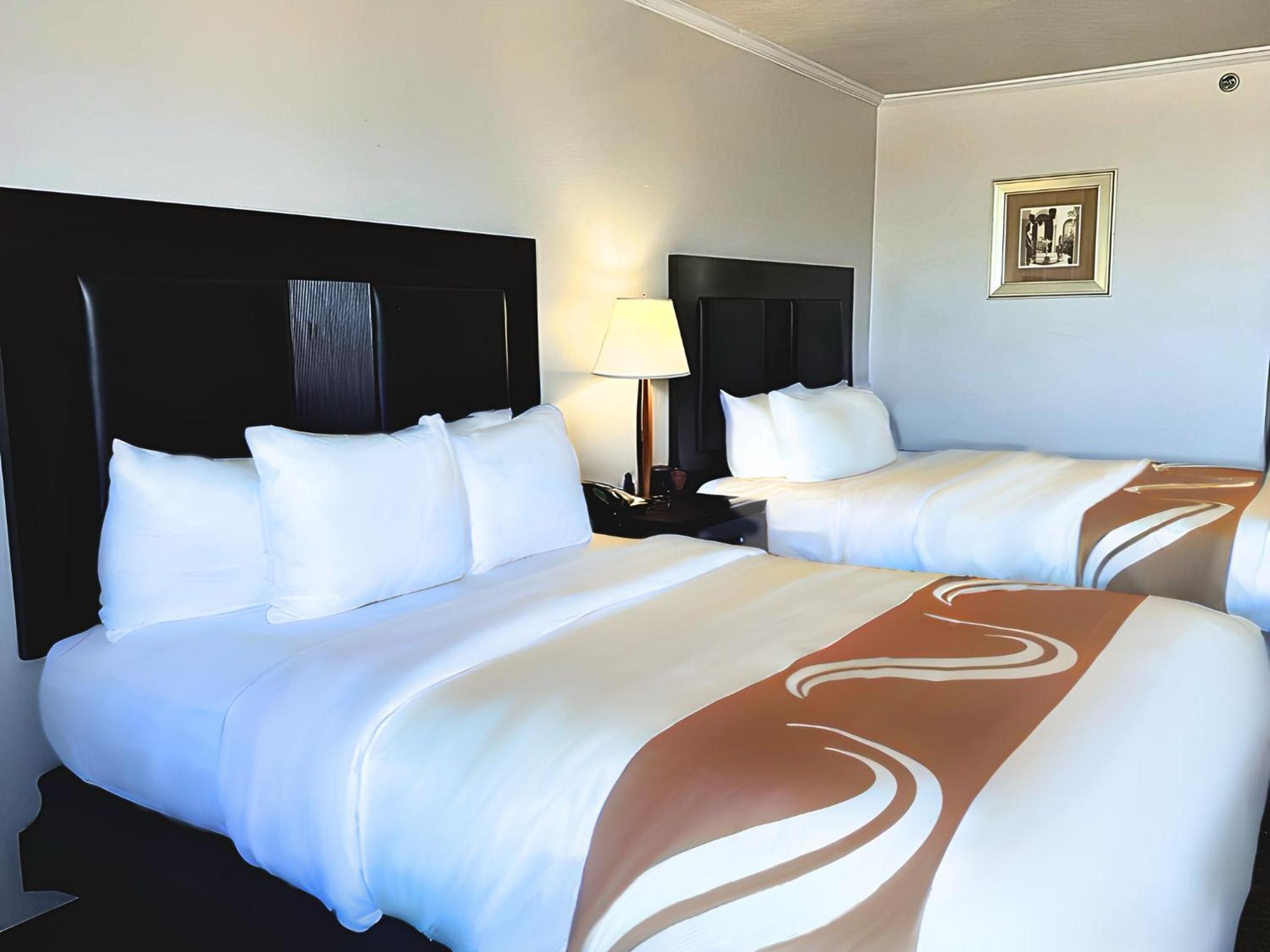 Standard Queen Room with Two Queen Beds - Non Smoking  - Photo 3