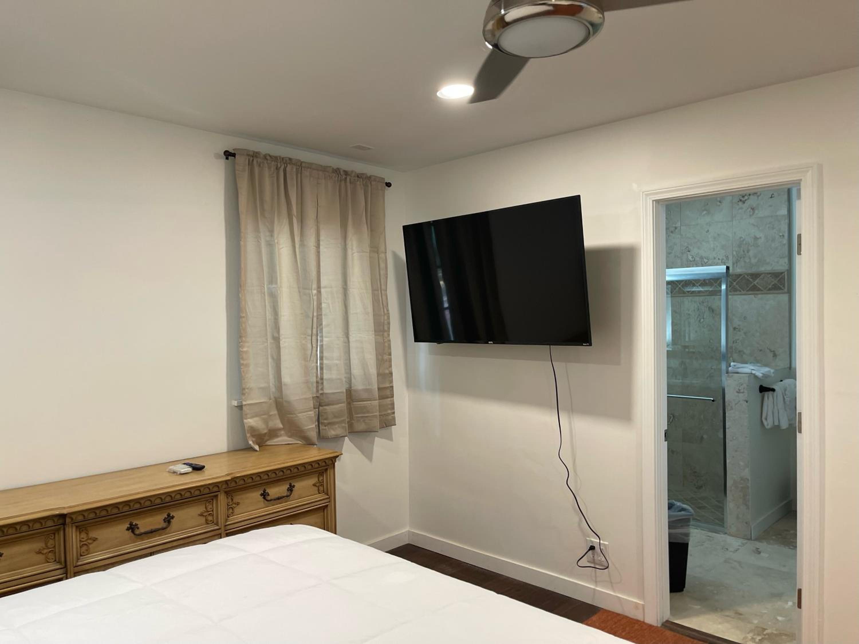 Suite - Photo 1