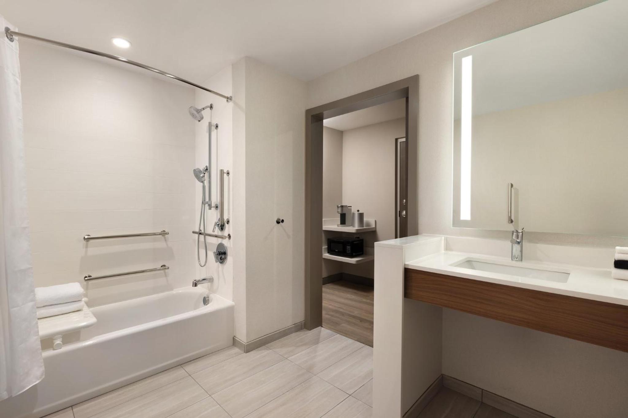 Standard Queen Room with Two Queen Beds and Mobility Accessible Tub - Photo 2
