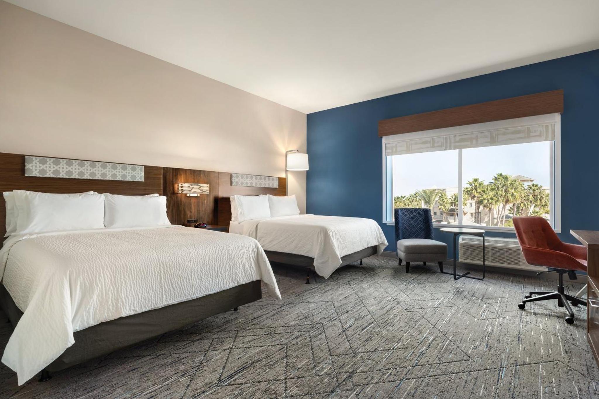 Standard Queen Room with Two Queen Beds and Mobility Accessible Tub - Photo 8