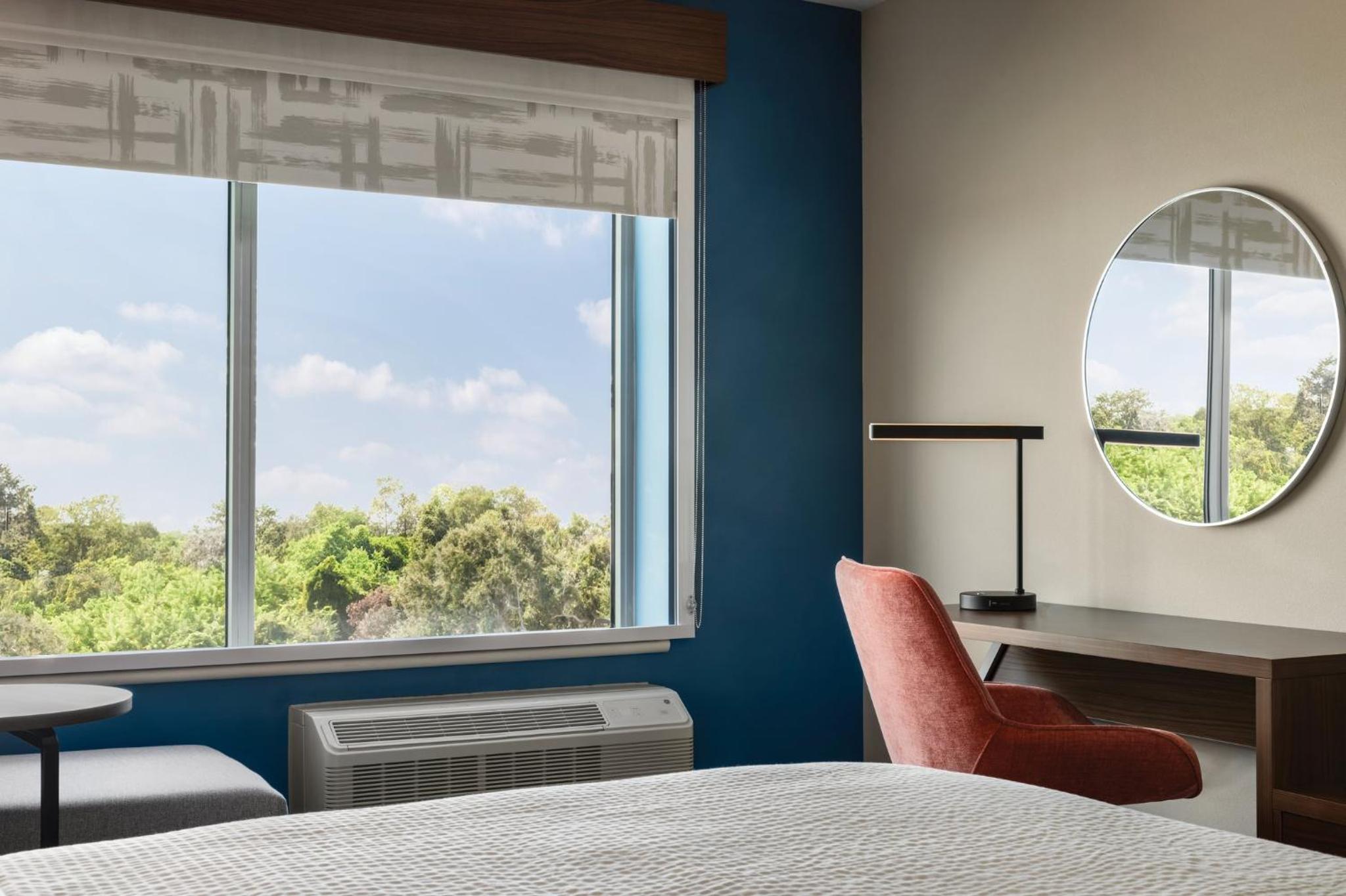 Standard King Room - Photo 9