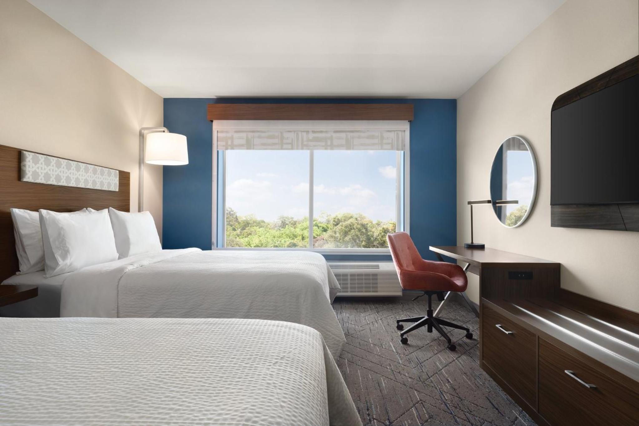 Standard Room with Two Queen Beds - Photo 4
