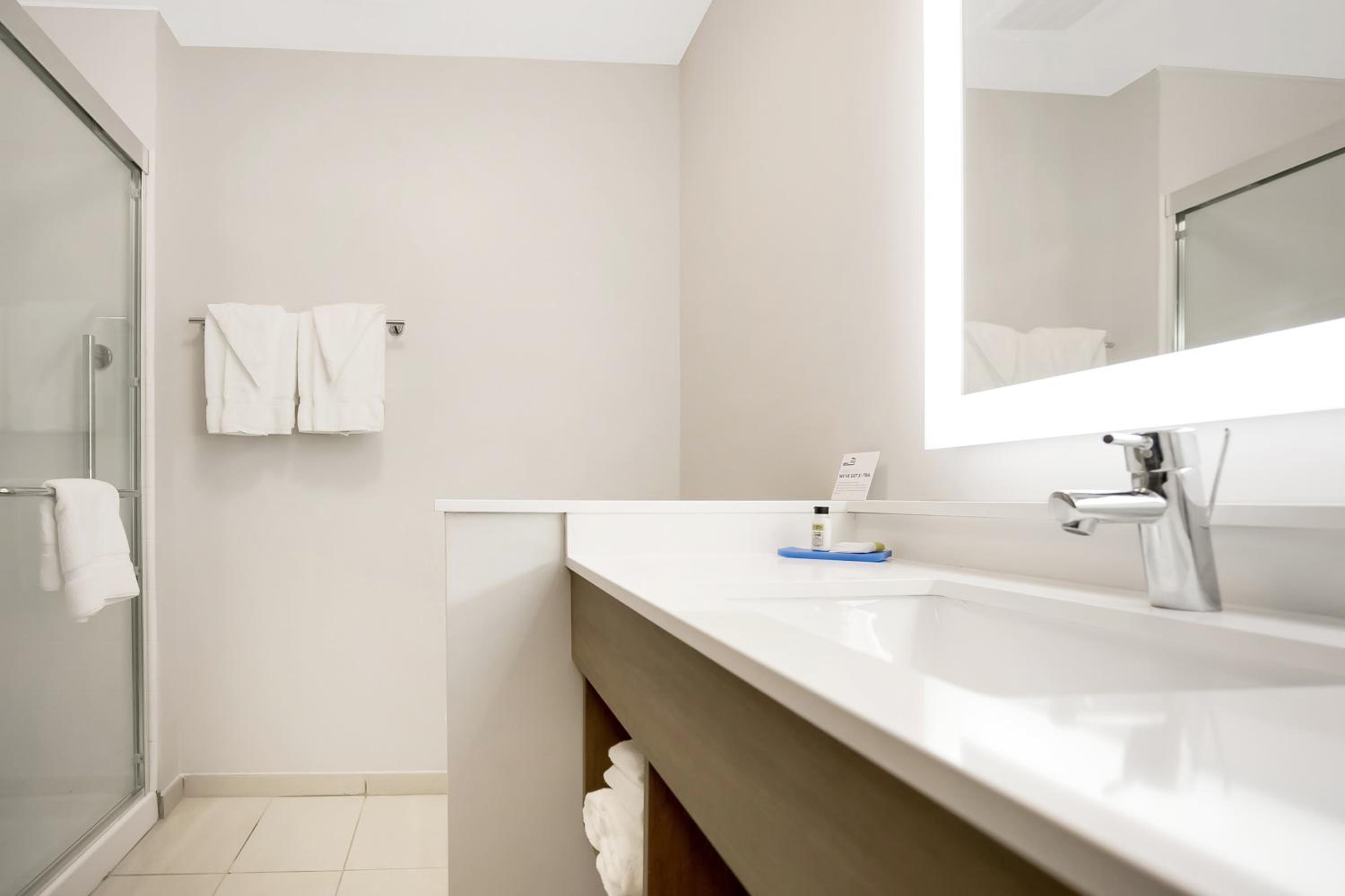 Standard King Room - Photo 6