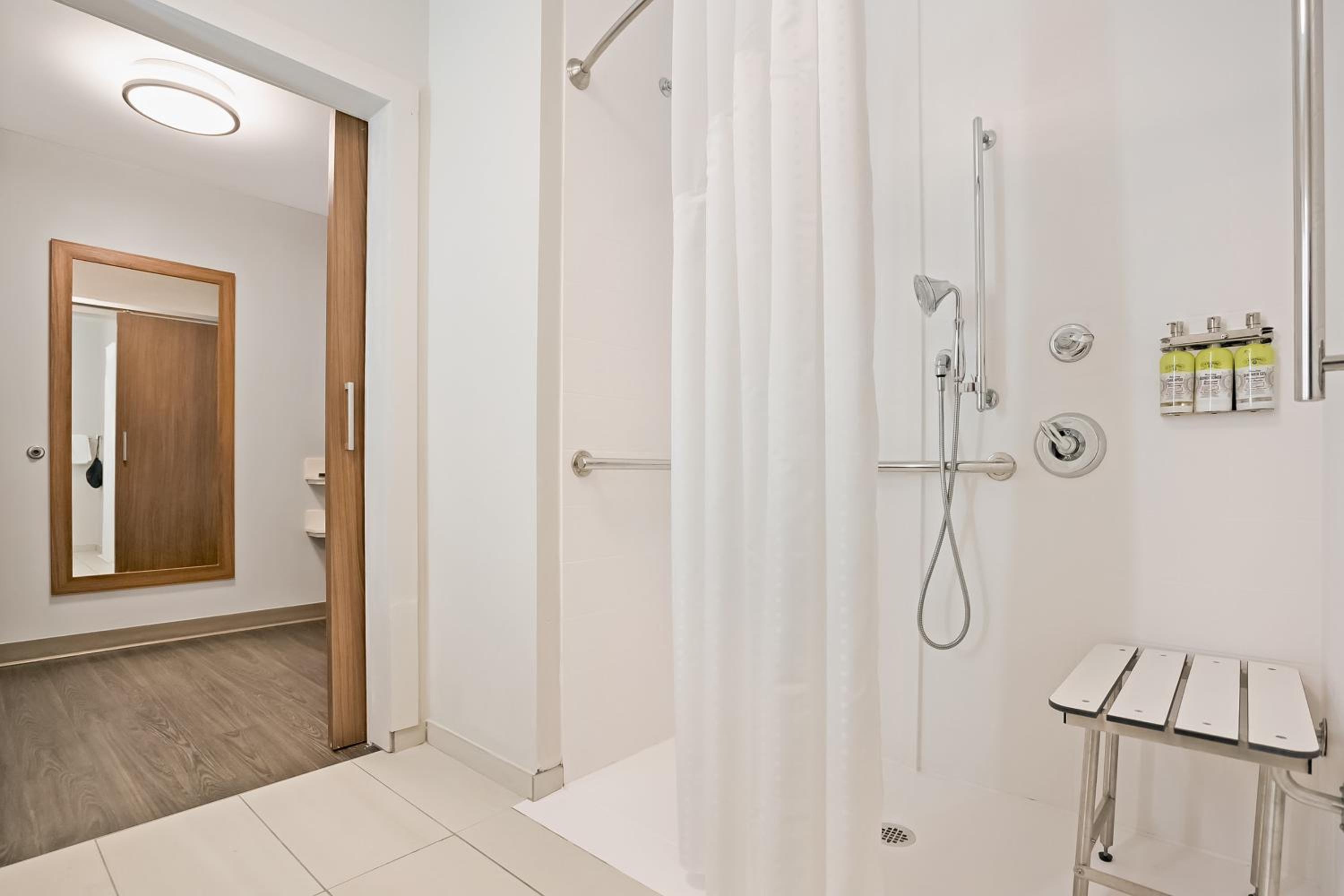 Standard King Room with Roll-In Shower - Communications Access - Photo 8