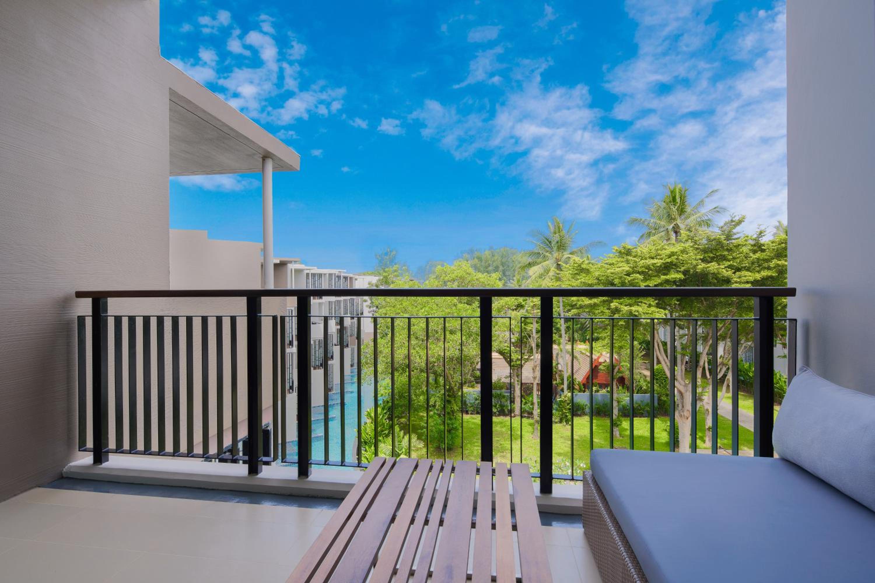 Deluxe King Room with Balcony and Garden View - Photo 6